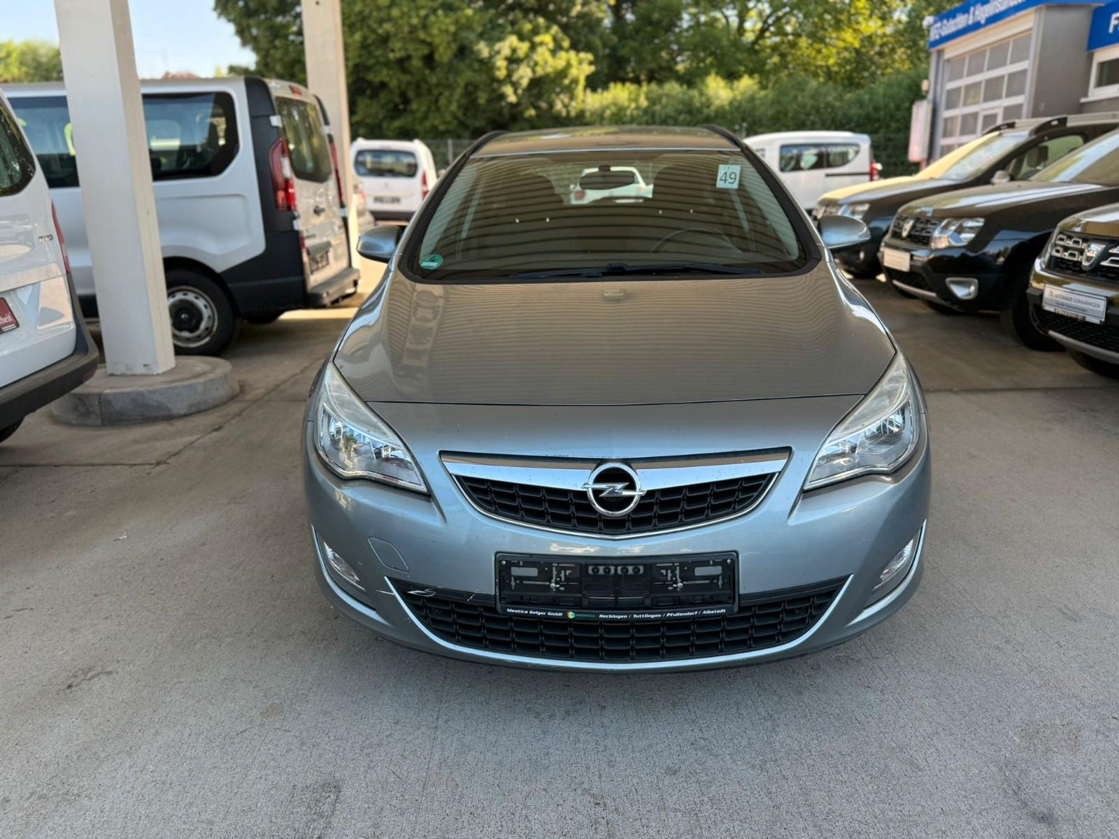 Opel Astra 2012 — rear view