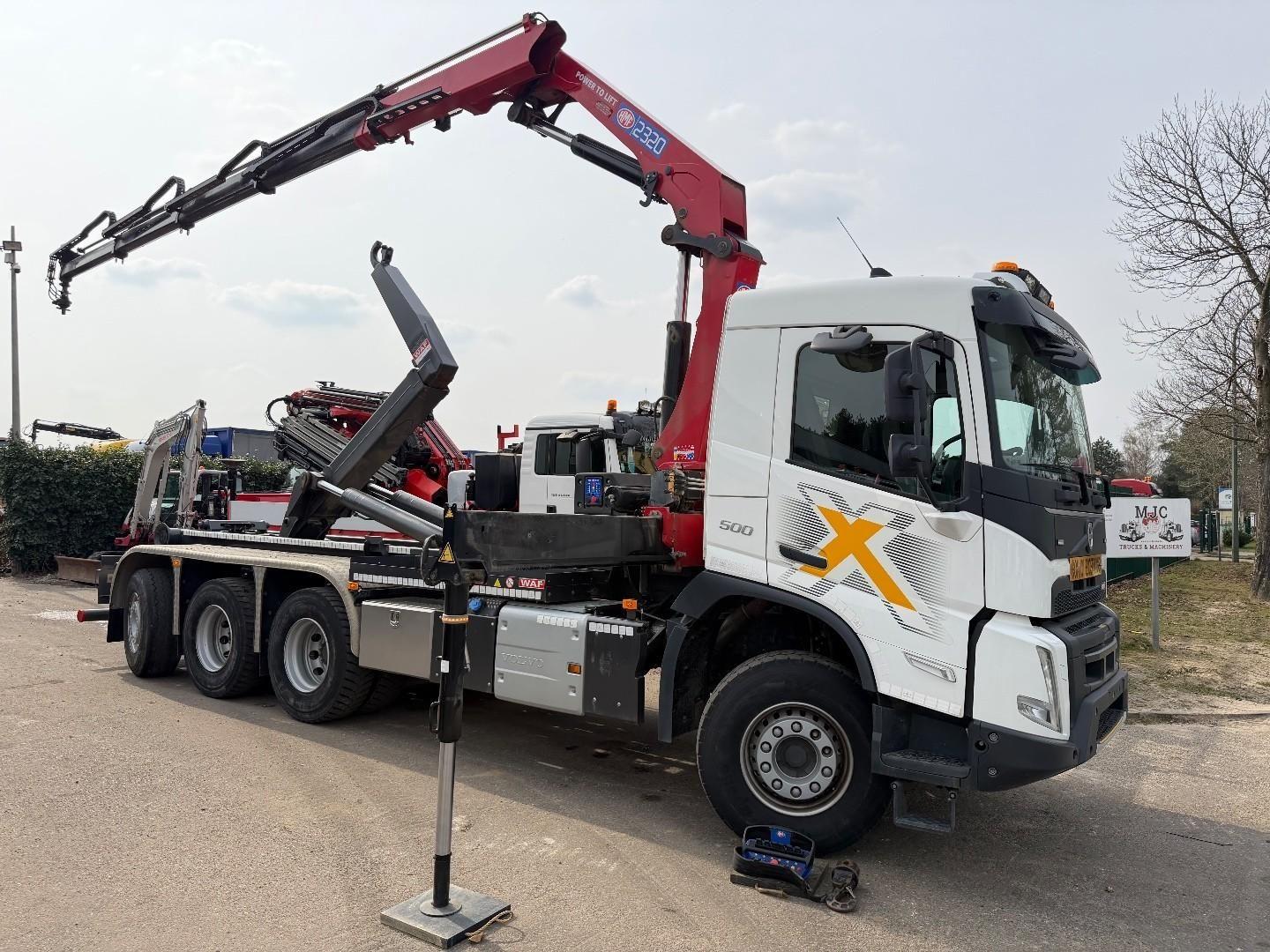 Volvo FMX 500 8x4 TRIDEM HOOKLIFT + CRANE HMF 2320 K4