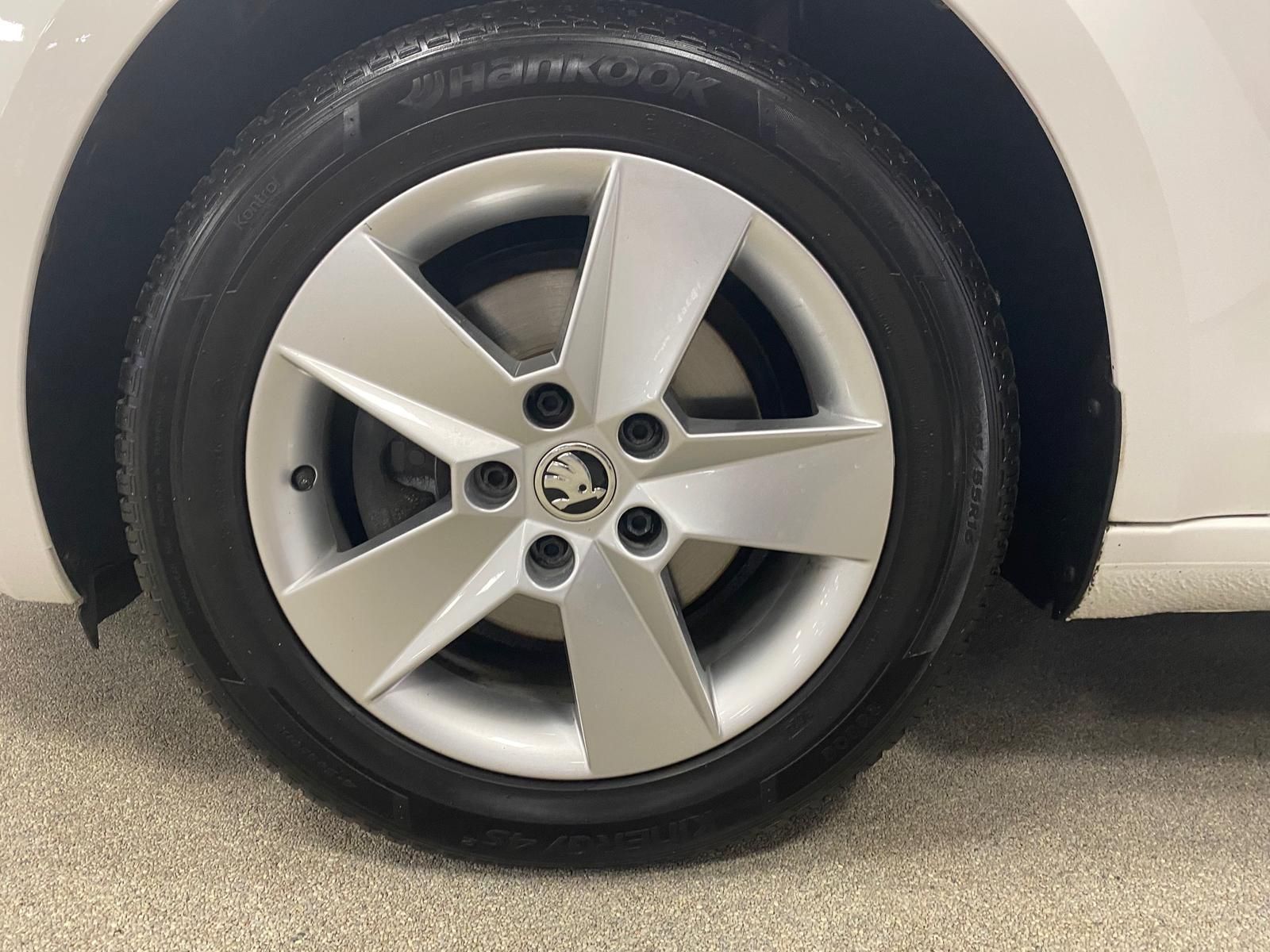 Fahrzeugabbildung SKODA Octavia 2.0 TDI Tour APP+ALLWETTER+NAVI+SITZHEIZ