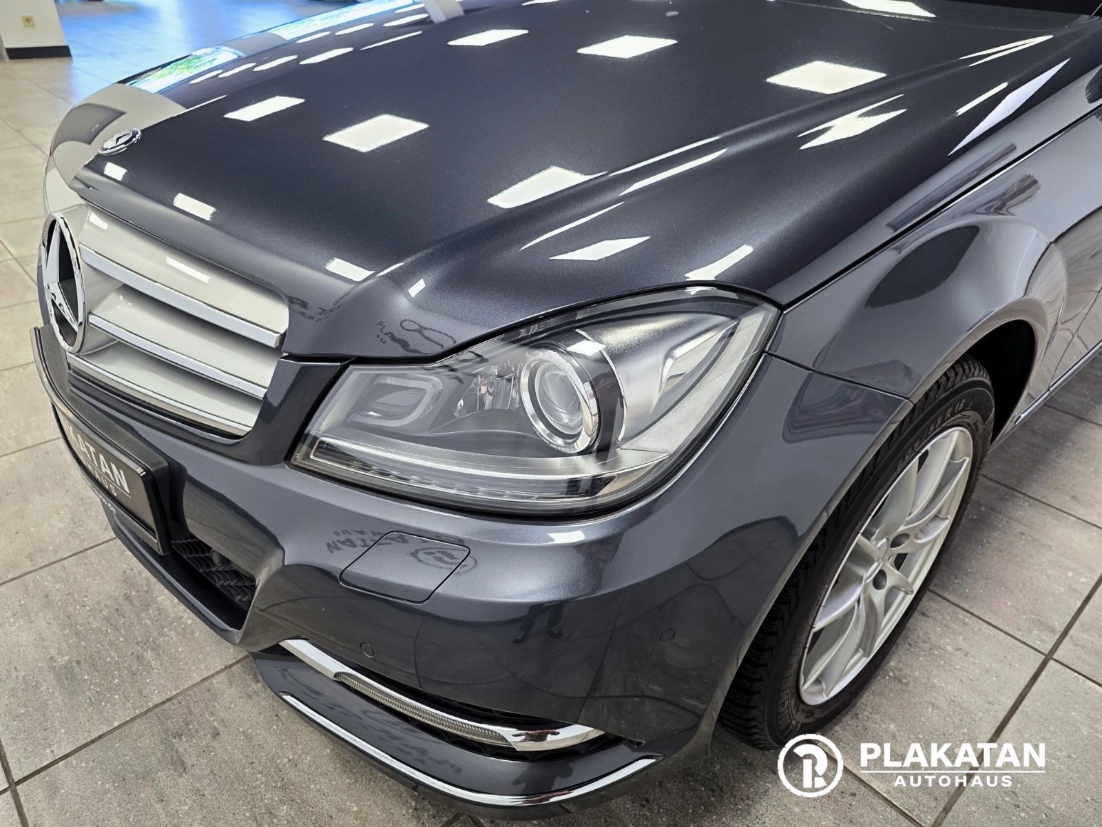 Fahrzeugabbildung Mercedes-Benz C 200 CGI Avantgarde Bi-Xenon AdaptLicht