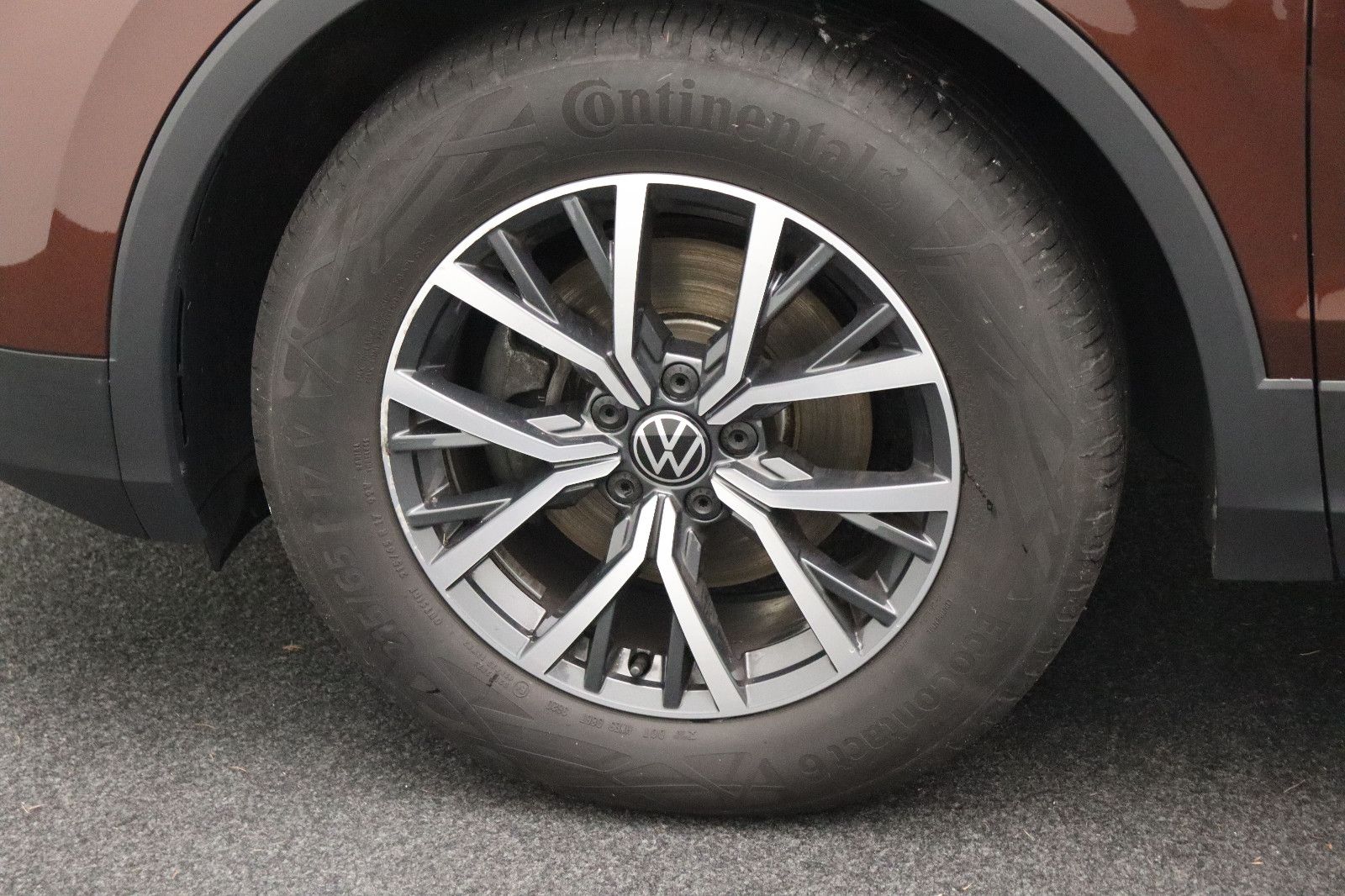 Fahrzeugabbildung Volkswagen Tiguan 1.5 DSG Life ACC LED Apple CarPlay