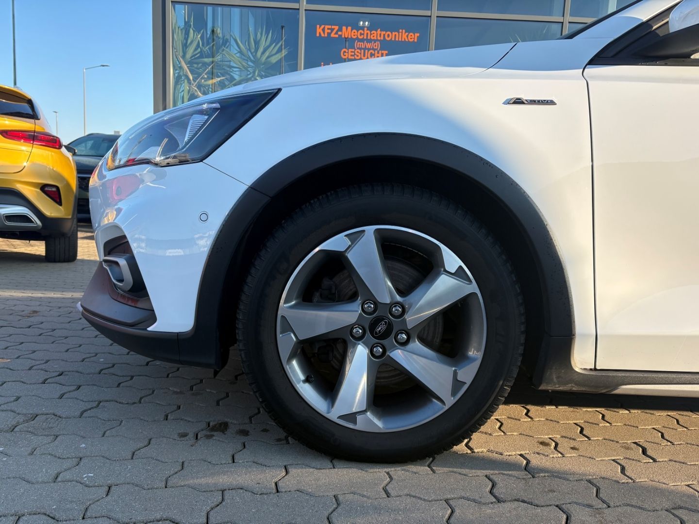 Fahrzeugabbildung Ford Focus Turnier Active BeheizbareWWS Navi LED Appl