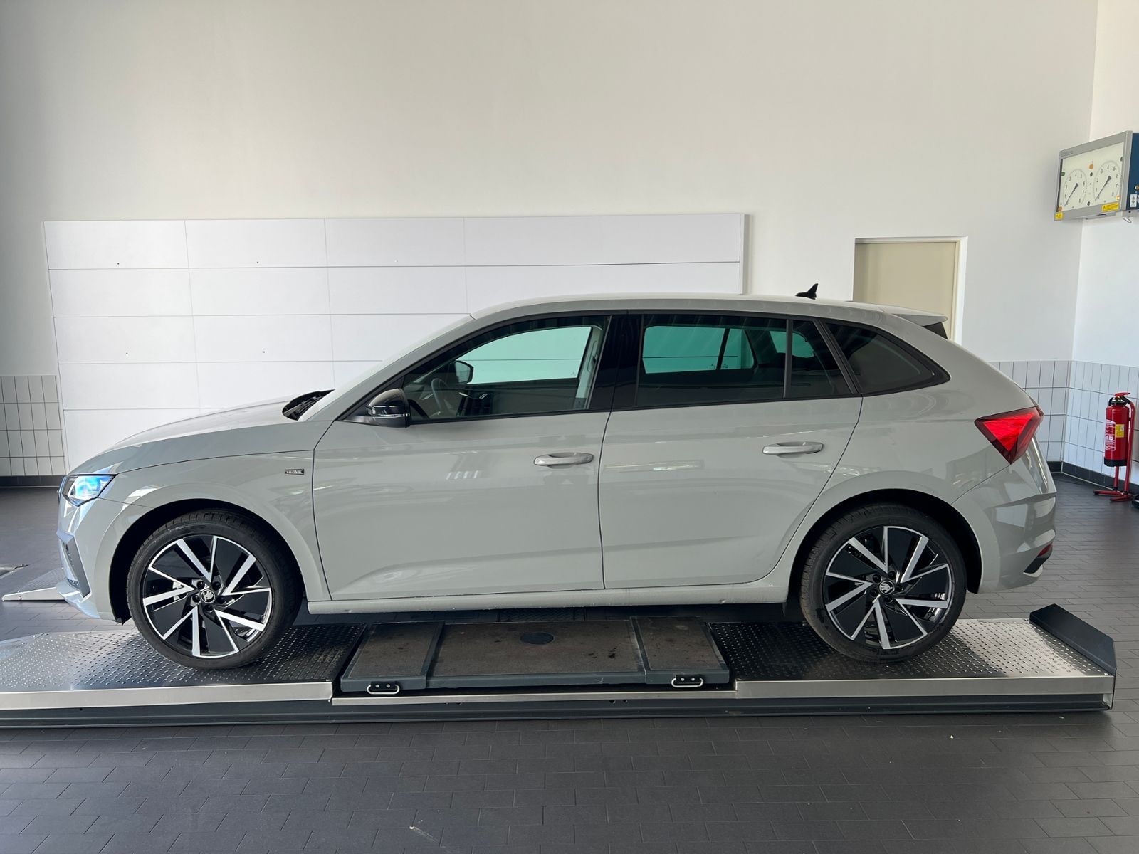 Fahrzeugabbildung SKODA Scala Drive 1.0 TSI *Black Paket, Vorb. AHK, LED