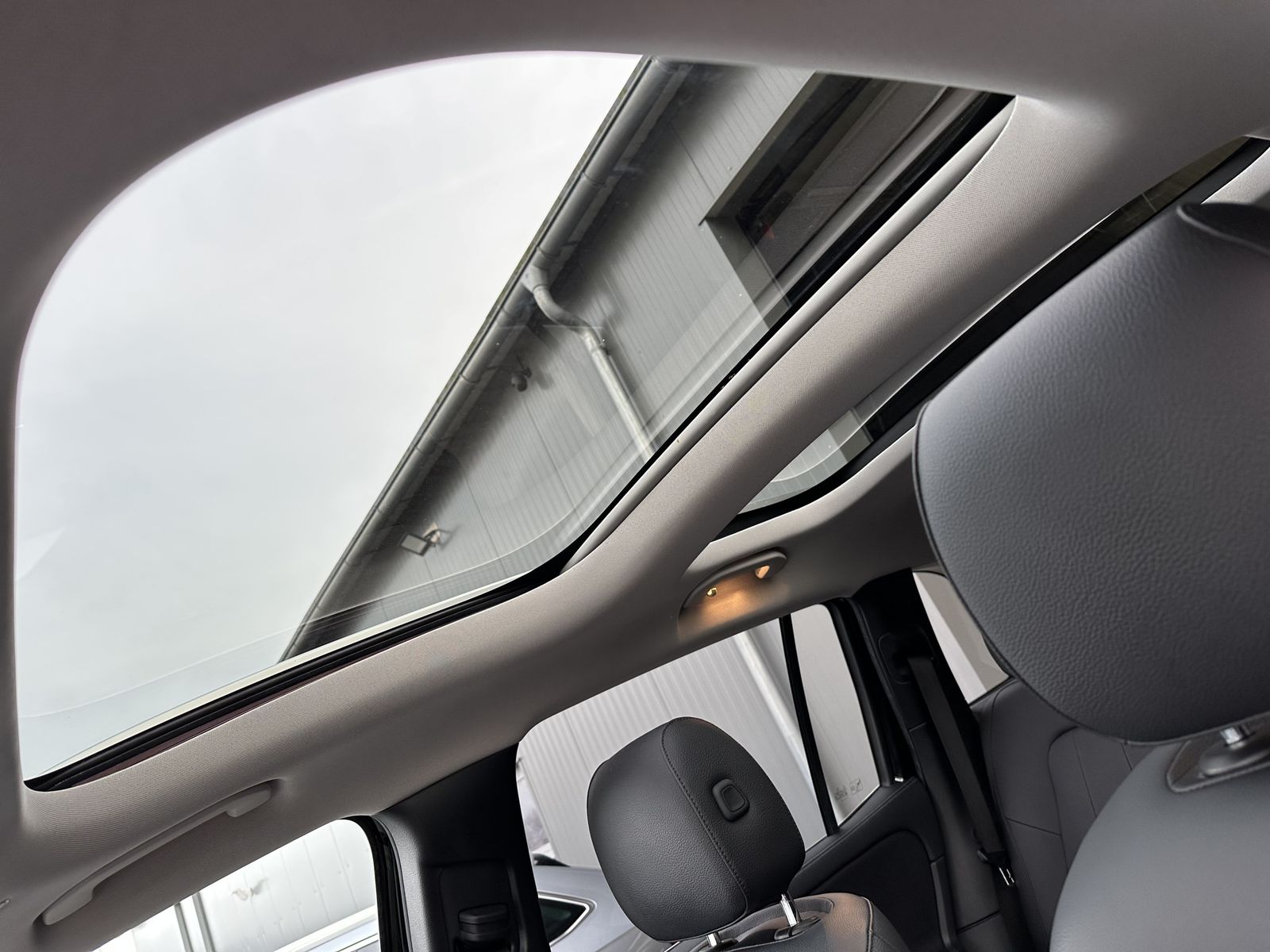 Fahrzeugabbildung Mercedes-Benz GLB 220d 4Matic AMG-Line NAV+LED+PANO+18ZO+360°