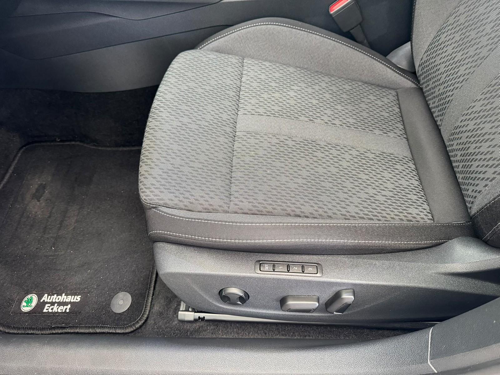 Skoda Octavia Combi 2.0TDI DSG+LED+KEYLESS+APP+PDC+MFL