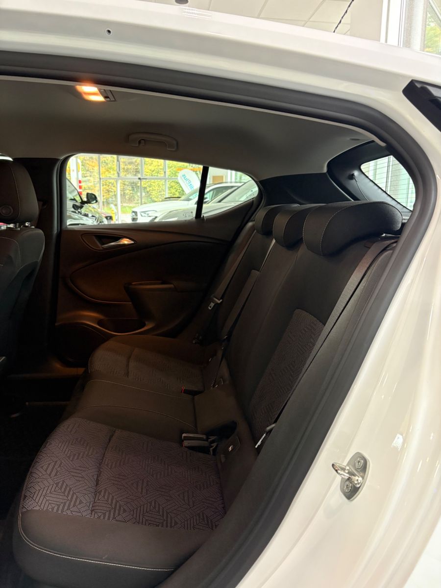 Fahrzeugabbildung Opel Astra K Lim. Active Sport *LED* SCHWARZ / WEIß*