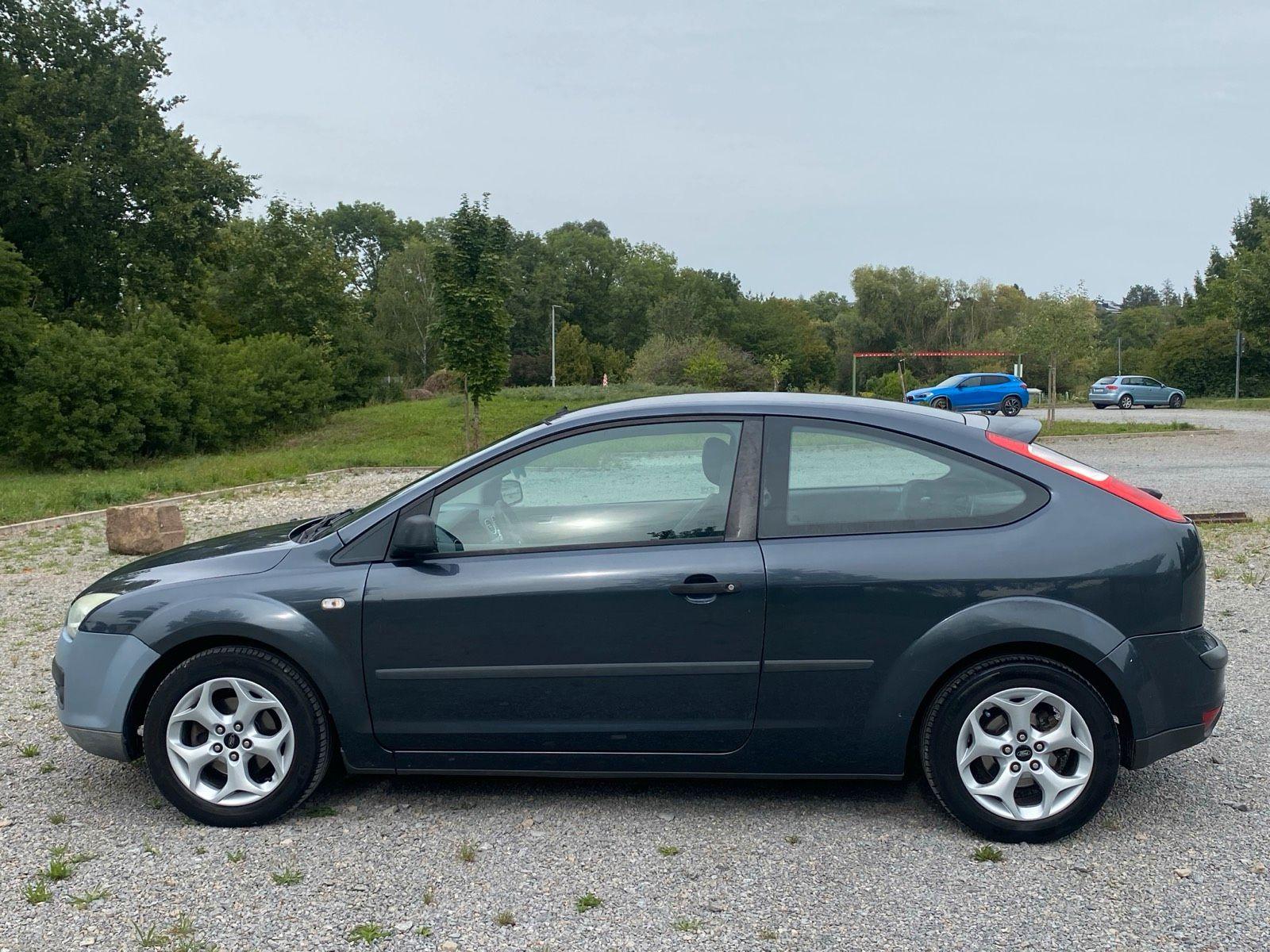 Ford Focus 2006 — rear view