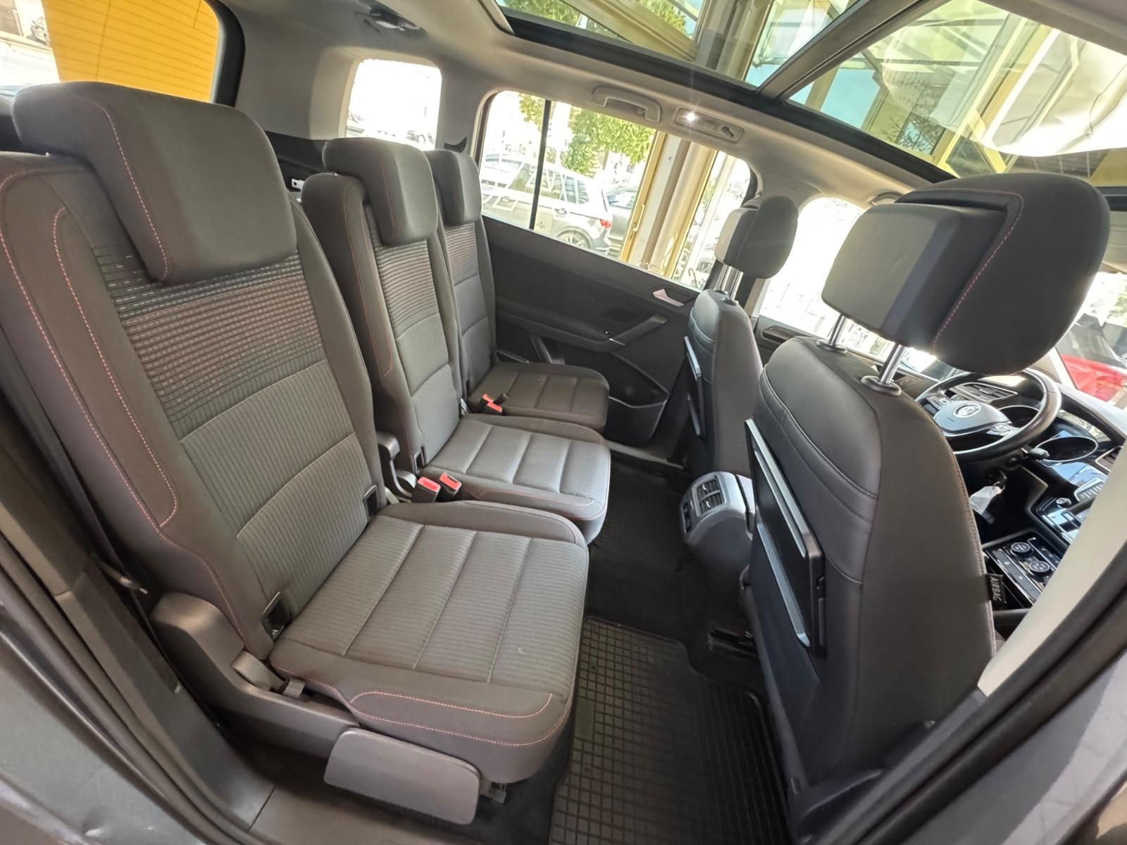 Volkswagen Touran*Navi*PDC*AHK*LED*1. Hd*Scheckheft*