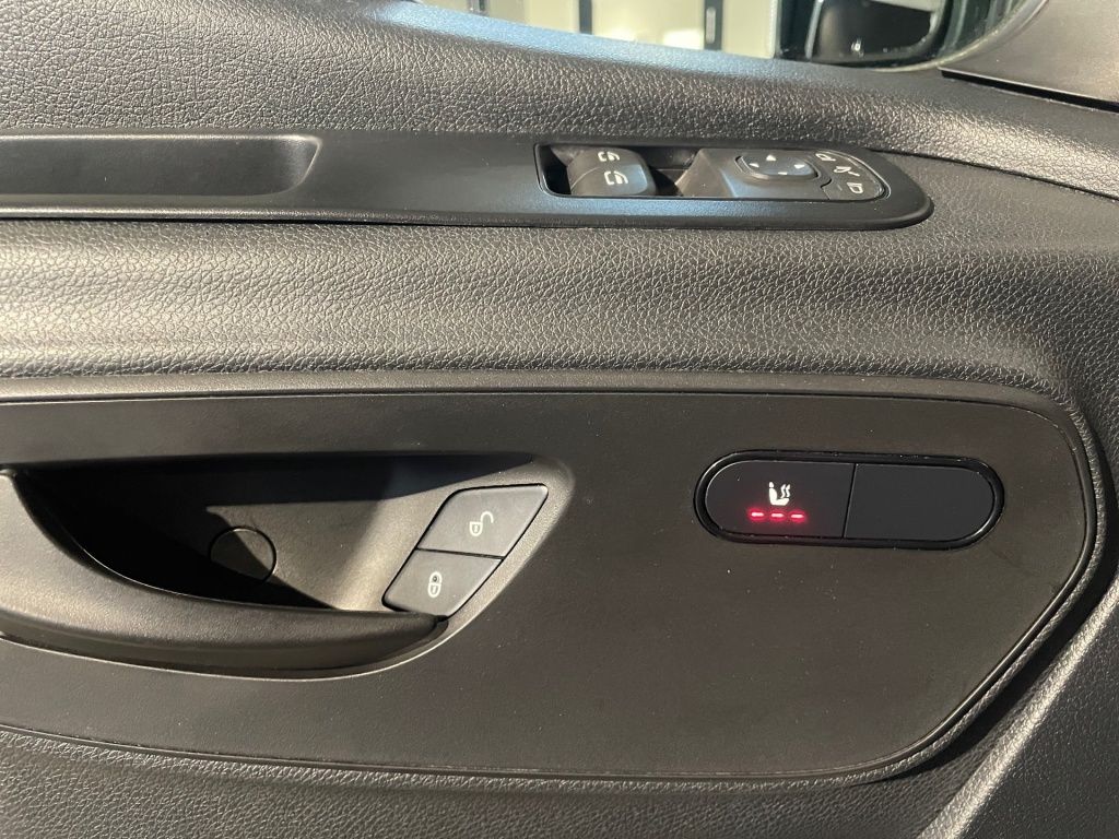 Fahrzeugabbildung Mercedes-Benz Sprinter 317 Kombi L2H2 Mobility Rollstuhl Lift