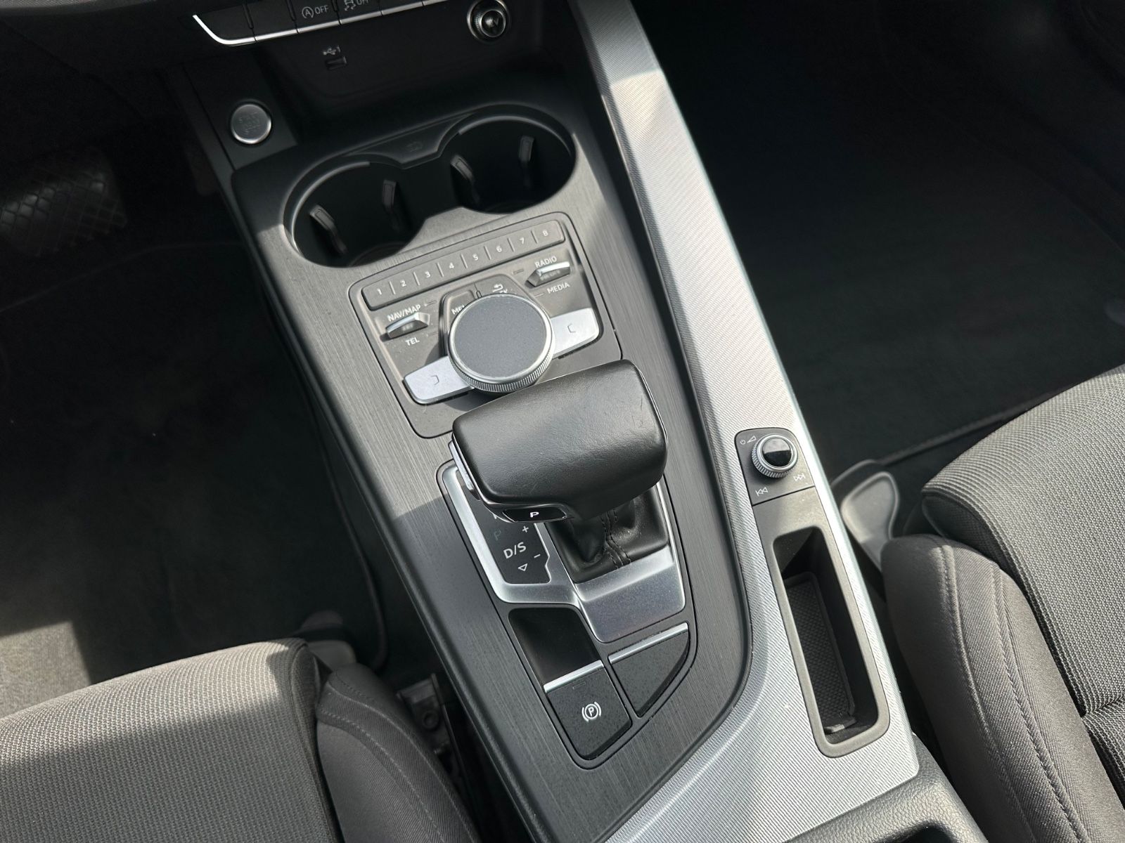 Fahrzeugabbildung Audi A4 35 TFSI sport S Line Navi/LED/GRA/GJR/18"
