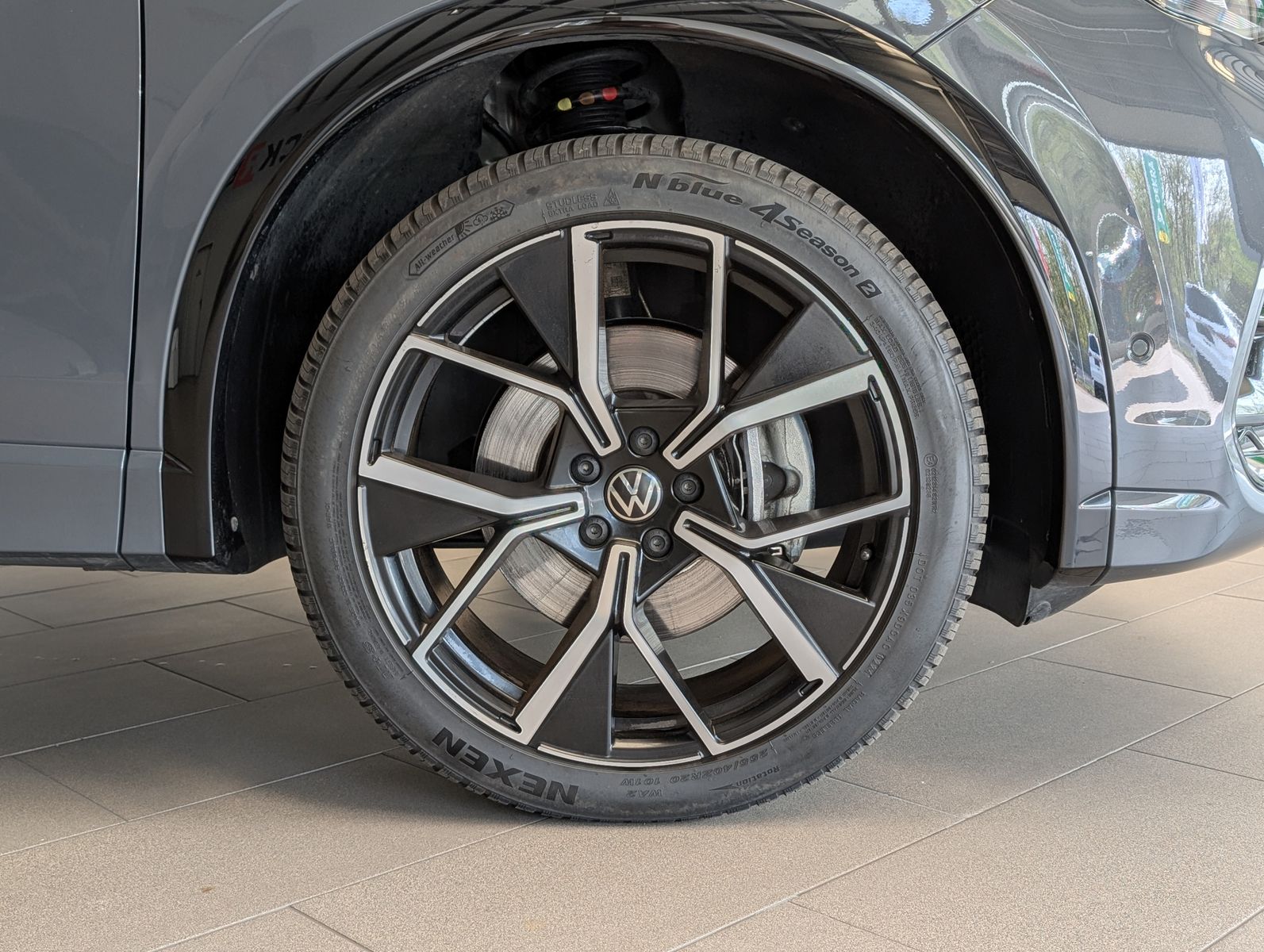 Fahrzeugabbildung Volkswagen Tiguan 2.0TDI R-Line 4M Pano H/K AHK Matrix 20"