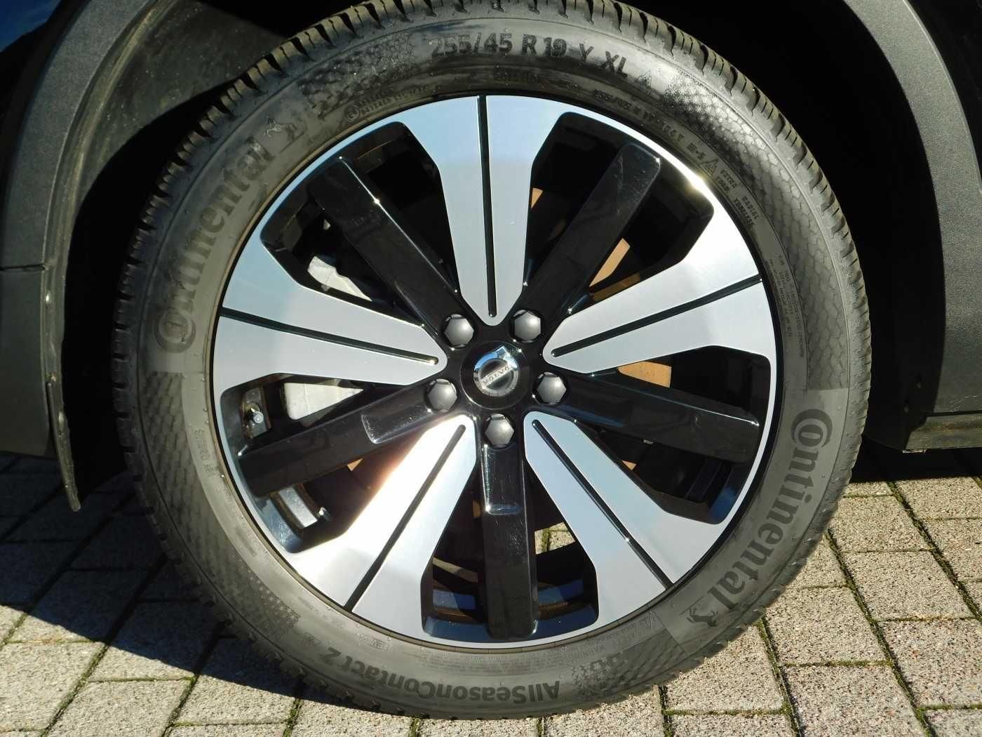 Fahrzeugabbildung Volvo XC40 Recharge Twin Motor AWD Plus 'AHK, GJR'