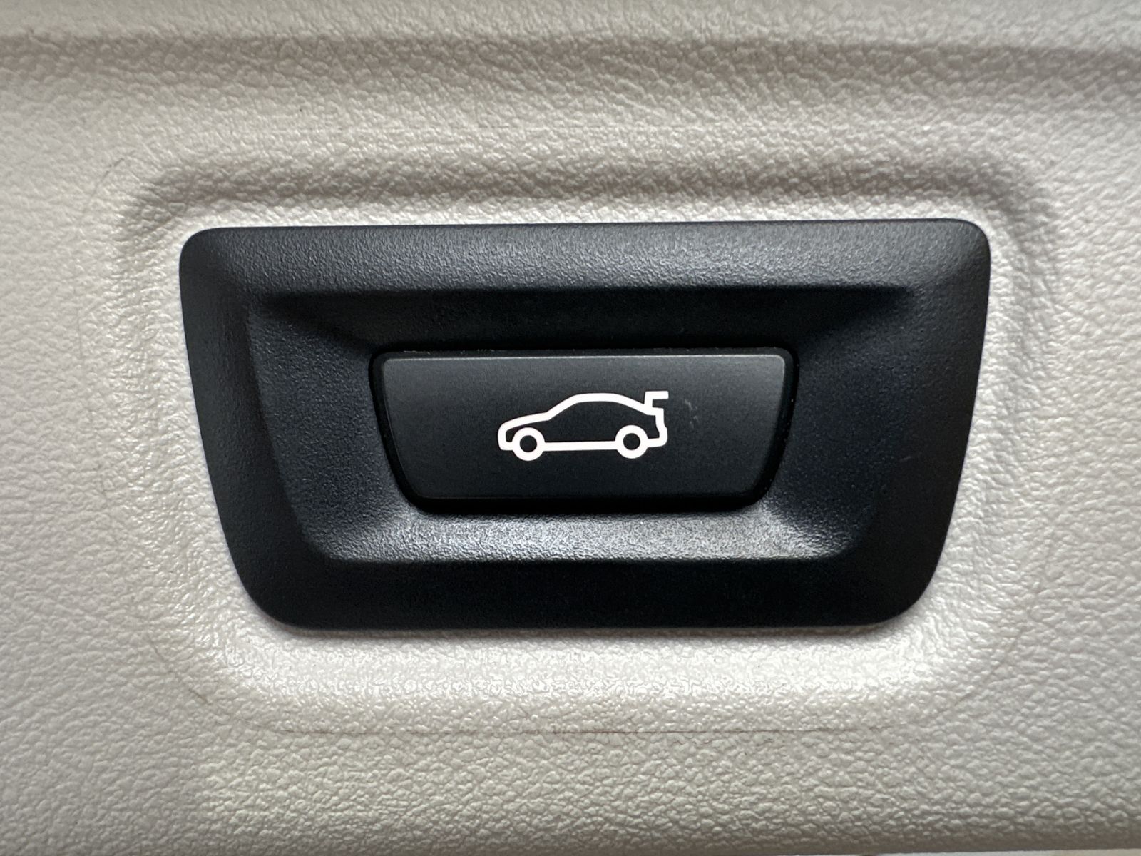 Fahrzeugabbildung BMW 320i Touring Sport-Line NAV+LED+TEMPOMAT+KAMERA