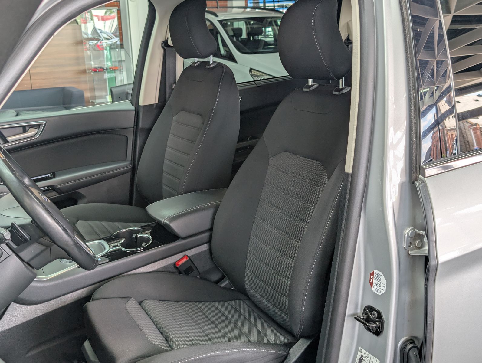 Fahrzeugabbildung Ford Galaxy Titanium 2.0 EB ACC PANO AHK LED 7-SITZE