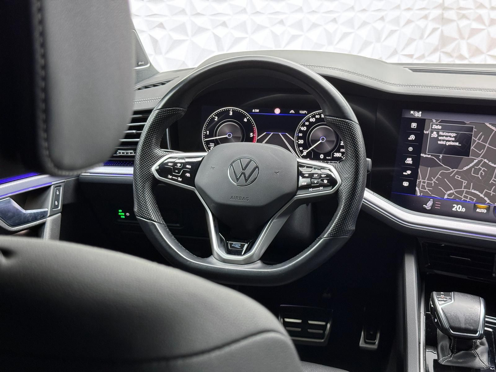 Fahrzeugabbildung Volkswagen 3.0 TDI*R-LINE*IQ*ALLRADLENK*DYNAUDIO*STANDHZ*AH