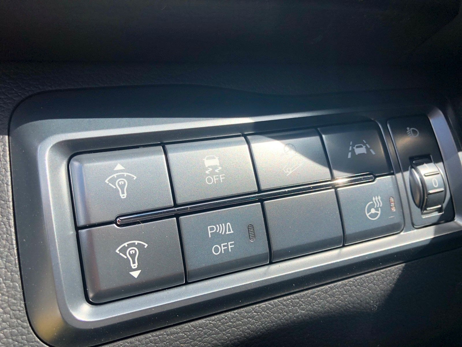 Fahrzeugabbildung Ssangyong TIVOLI Blackline 1,5 P 6 AT 2WD BLACKLINE+MY23+L