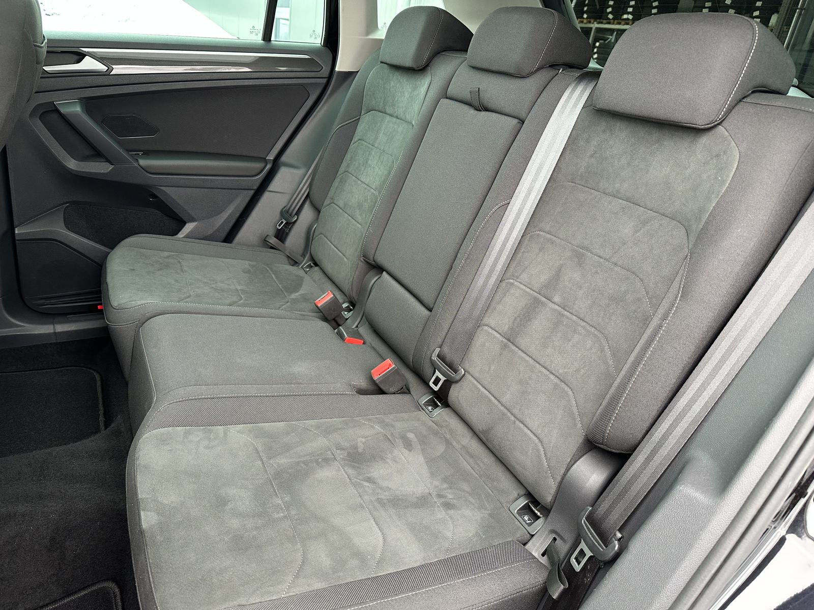 Fahrzeugabbildung Volkswagen Tiguan 4Motion Elegance/Sport NAV+LED+PANO+19ZO