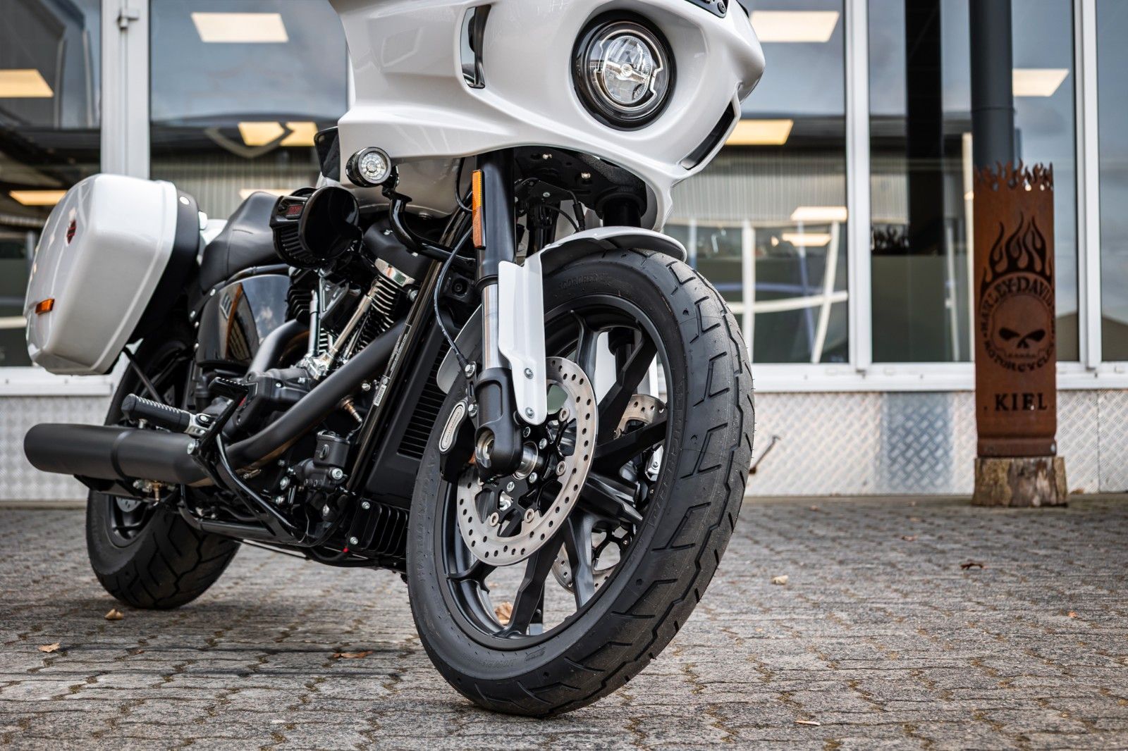 Fahrzeugabbildung Harley-Davidson FXLRST LOW RIDER ST 117 MY26