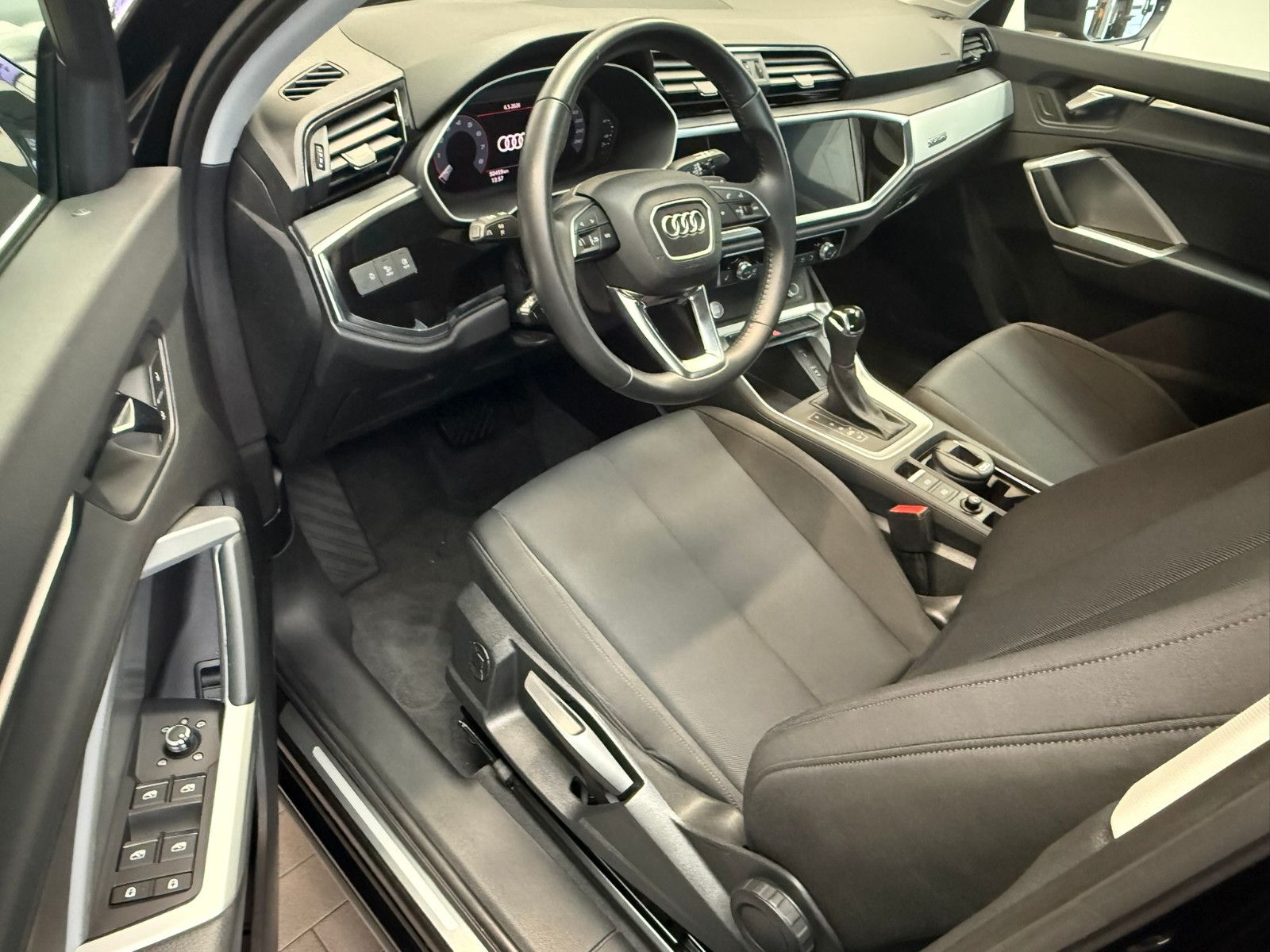 Fahrzeugabbildung Audi Q3 40 TFSI quattro advanced NAVI KLIMAAUTO PDC
