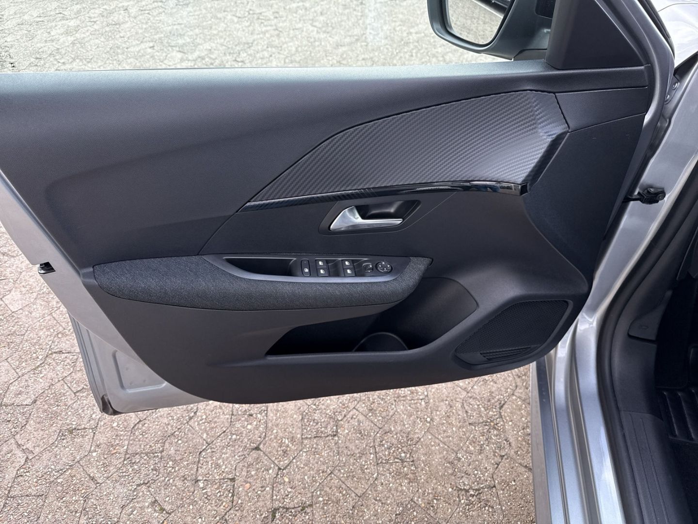 Fahrzeugabbildung Peugeot 208 Style 1.2 PureTech 100 Fahrerprofil DAB SHZ