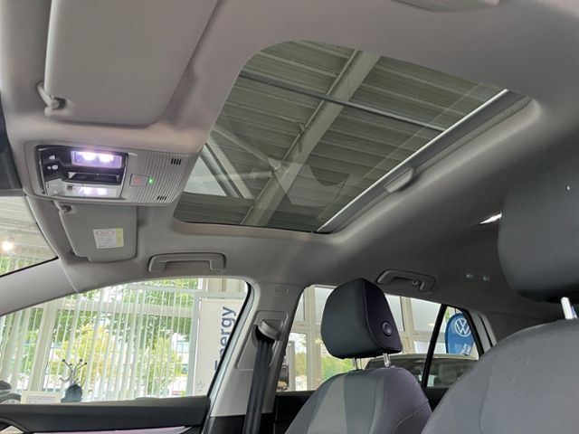 Fahrzeugabbildung Volkswagen Golf 1.5 eTSI DSG LIFE PANORAMA NAVI GJR HUD