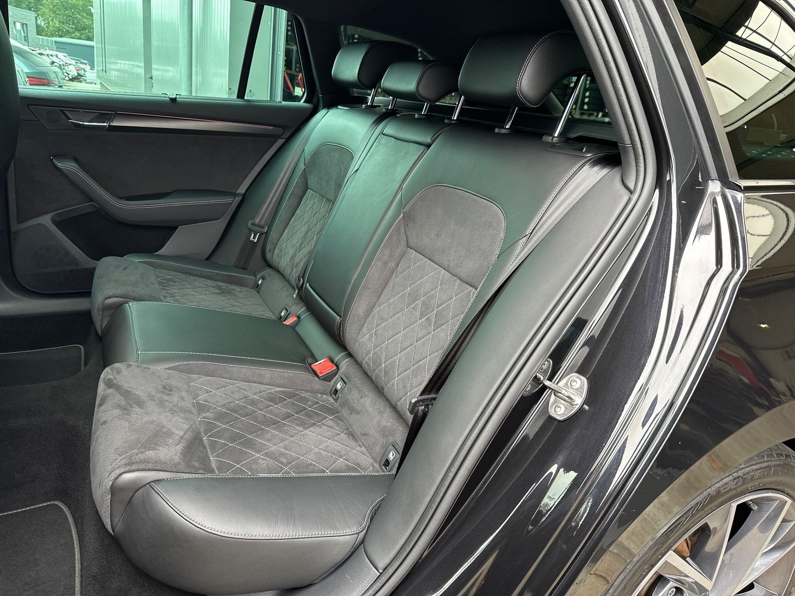 Fahrzeugabbildung SKODA Superb Combi 1.4 TSI iV DSG Sportline NAV+LED