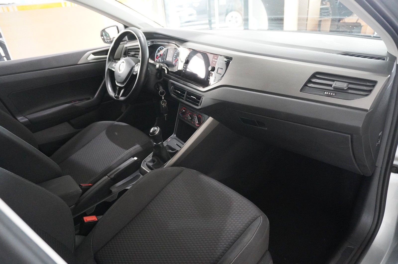 Fahrzeugabbildung Volkswagen Polo VI 1.0 TSI COMFORTLINE LED/KLIMA/SHZ/USB