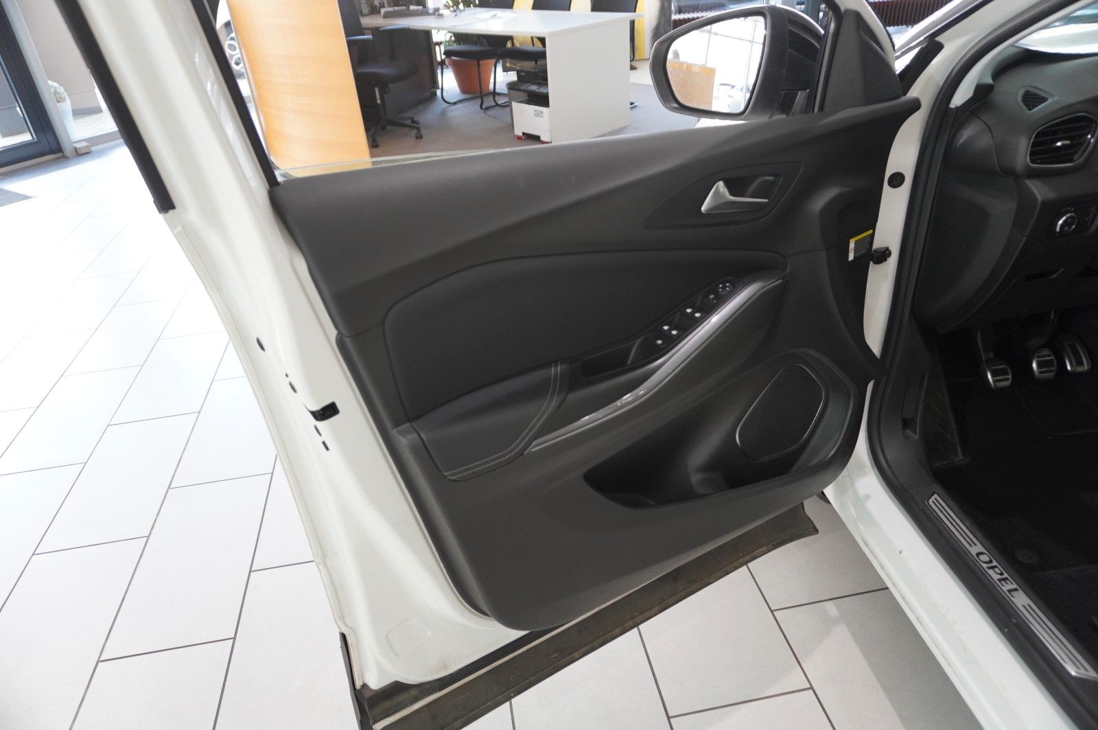 Fahrzeugabbildung Opel Grandland (X) 1.2T INNOV. NAVI/LED/KAMERA/PANO.