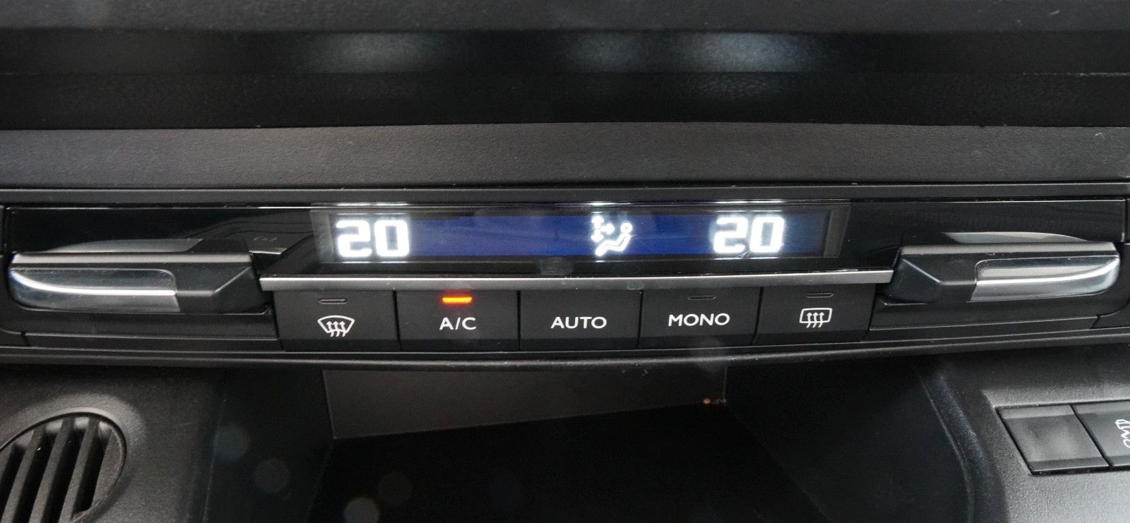 Fahrzeugabbildung Opel Combo Life E Edition *1.Hand*Navi*Pano*Carplay*