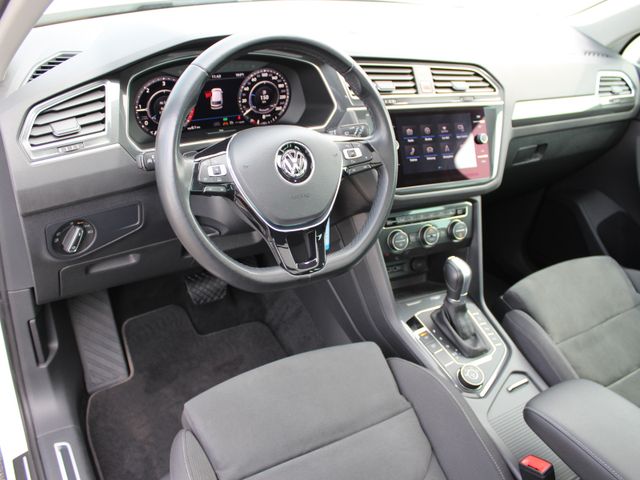 Tiguan 2,0 TDI 4M R-Line PanoD*Navi*AHK*19"Alu