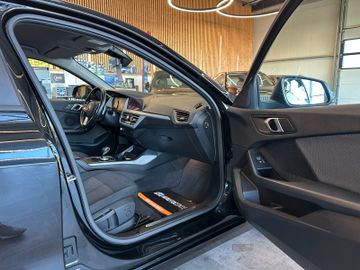 BMW 120 i *HEAD-UP*StandHZ*AHK*SPORT*2-ZONEN*CARPLAY