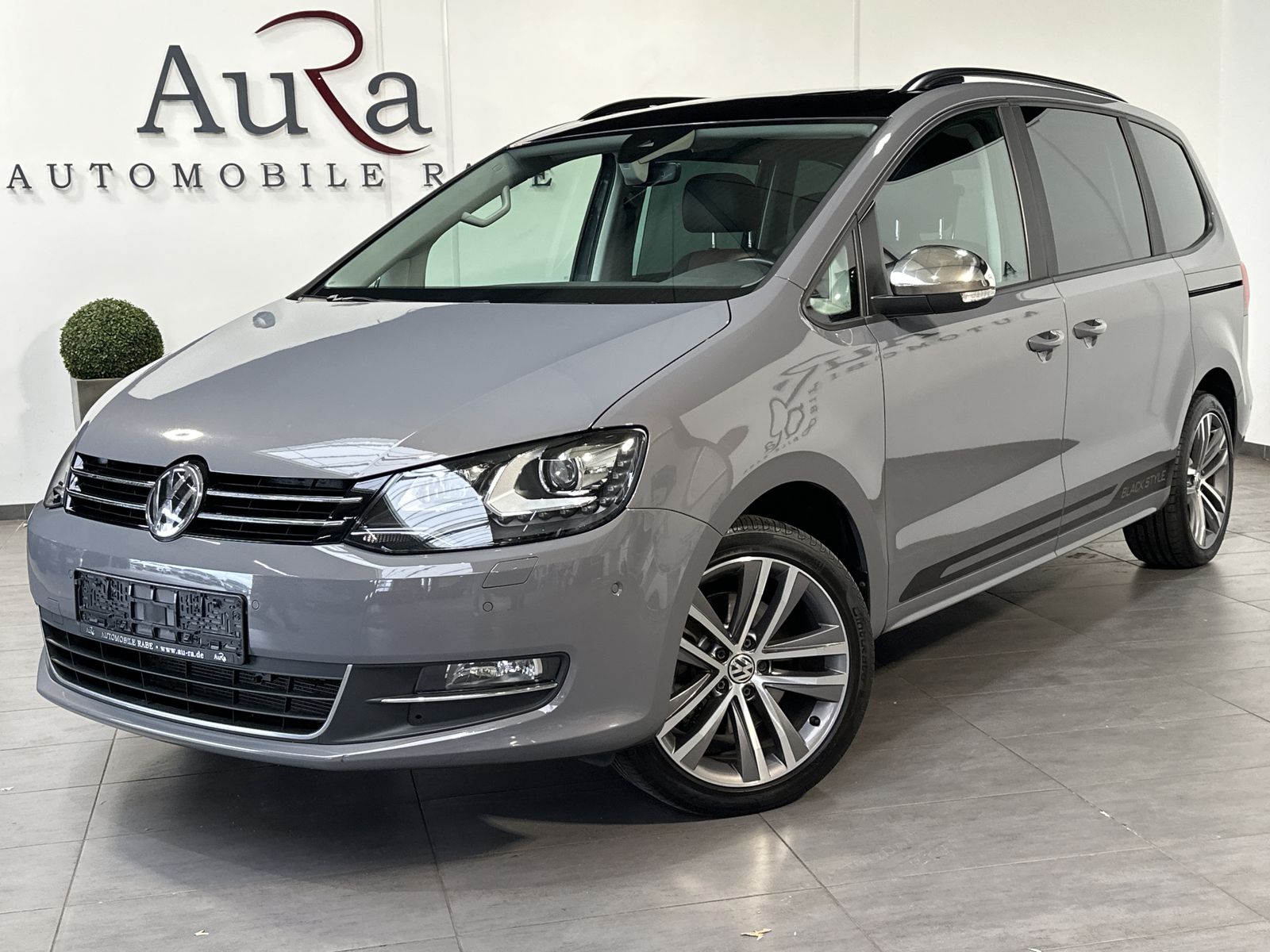 Fahrzeugabbildung Volkswagen Sharan 1.4 TSI DSG HL 7-Sitzer NAV+XEN+AHK+PANO
