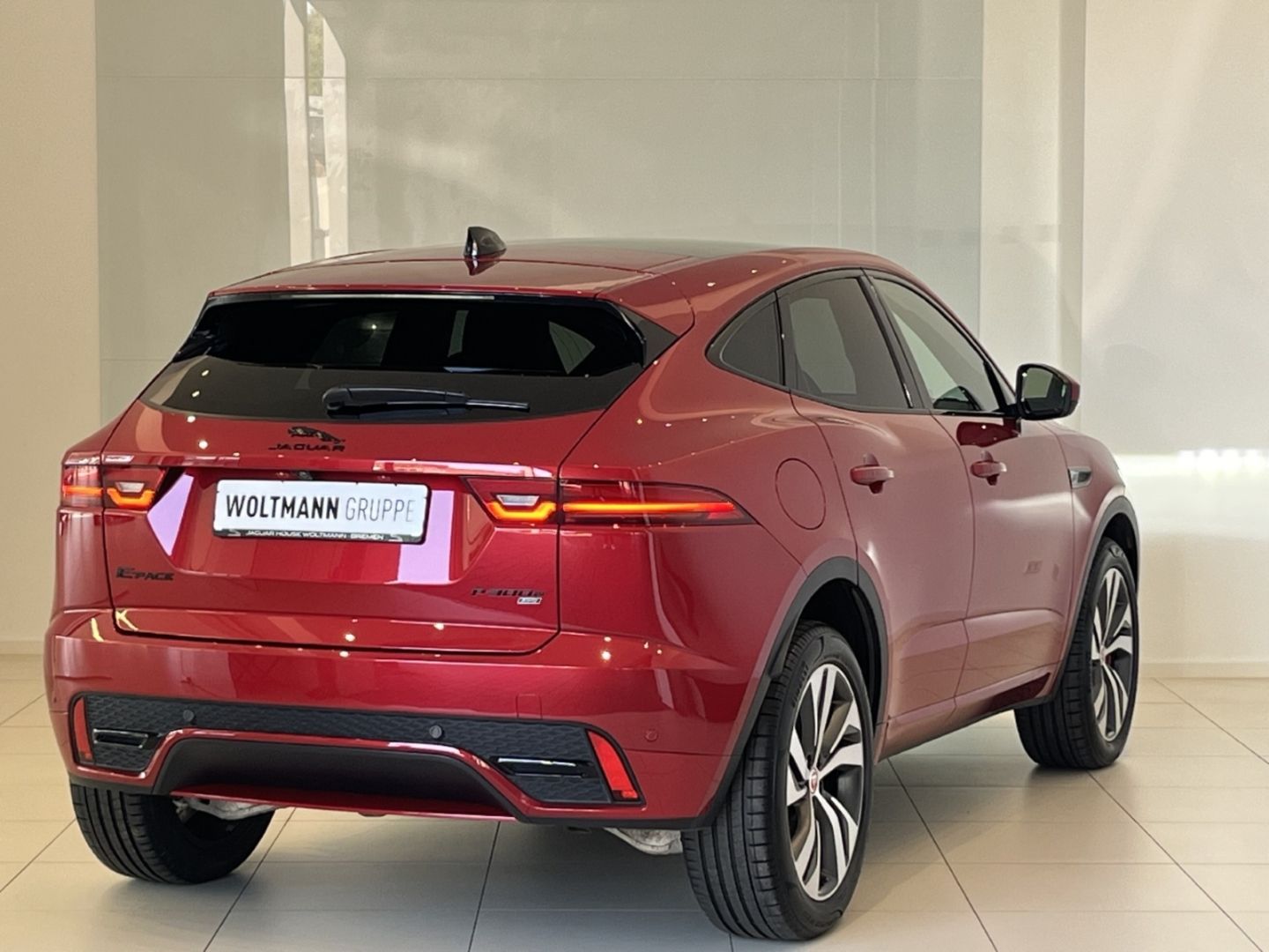 Fahrzeugabbildung Jaguar E-Pace P300e R-Dynamic HSE Plug-In Hybrid HUD  P