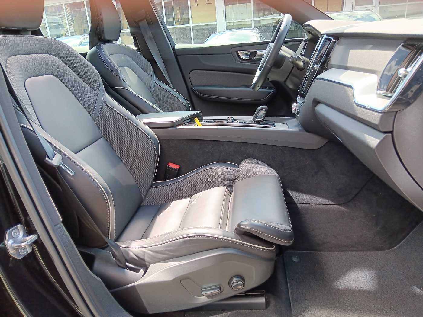 Fahrzeugabbildung Volvo XC60 B4 D 2WD R-Design 'AHK, ACC'