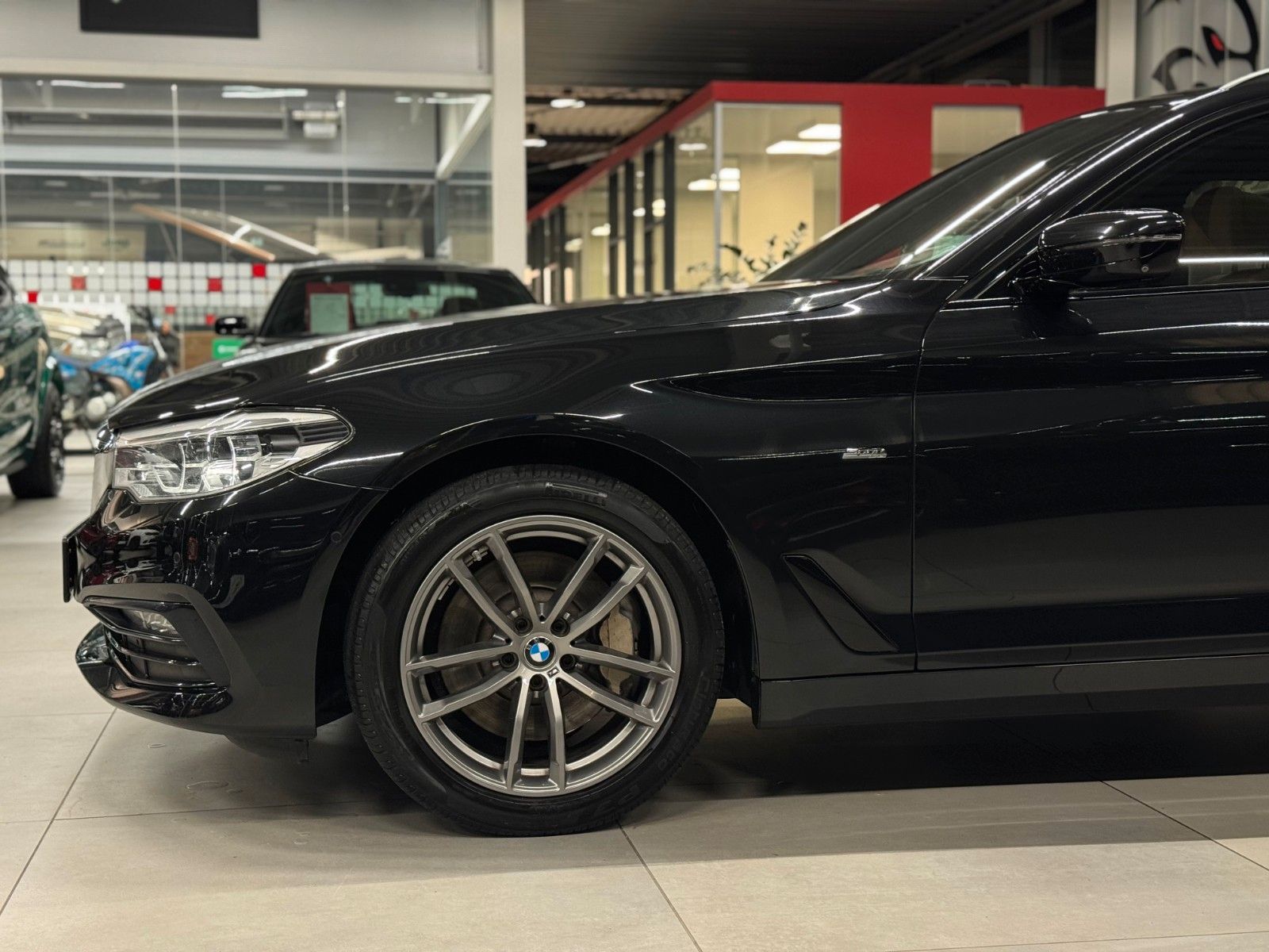 Fahrzeugabbildung BMW 530D Touring Sport Line Voll+AHK+Garantie