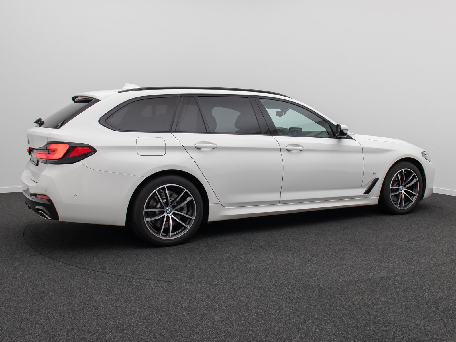 Fahrzeugabbildung BMW 520d xD M Sport HUD Kamera DAB Alarm AHK 18Zoll
