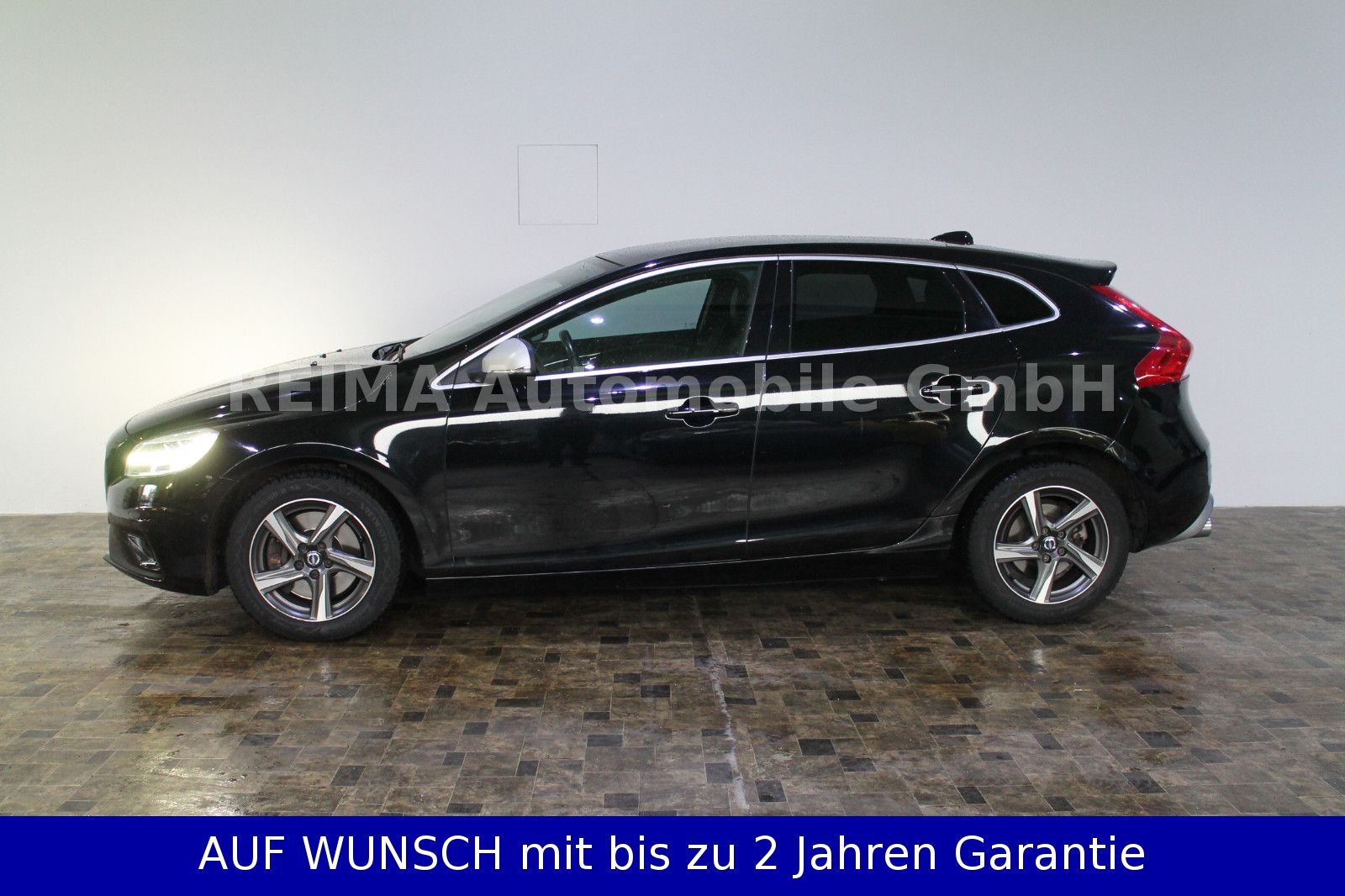 Fahrzeugabbildung Volvo V40 2,0D  R-Design, Pano, LED, H&K
