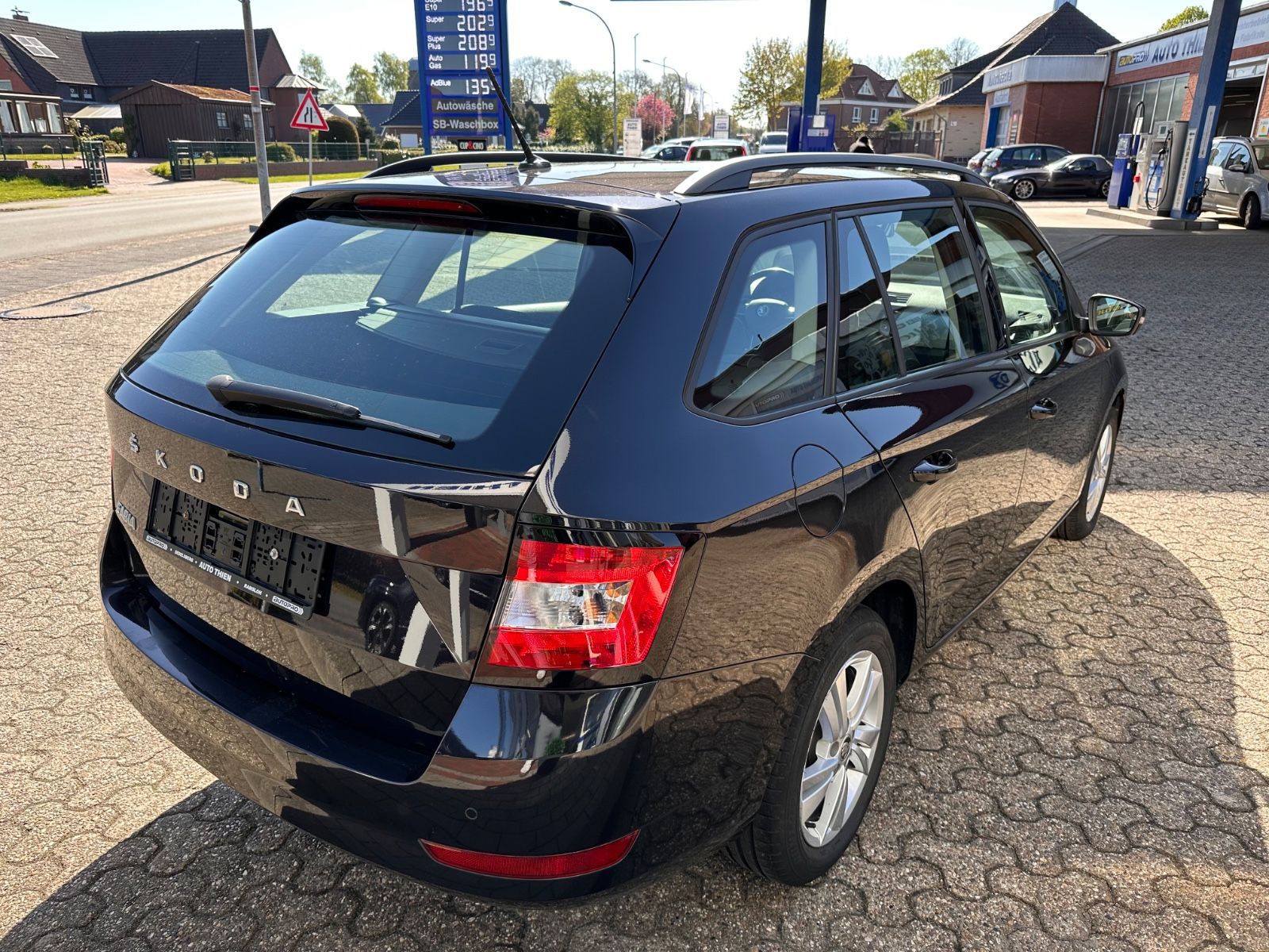 Fahrzeugabbildung SKODA Fabia Combi 1.0 TSI Ambition SHZG/PDC/BT/LM