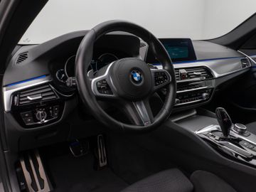 Fahrzeugabbildung BMW 520d xDr Tour HUD DAB Komfortzugang HI-FI