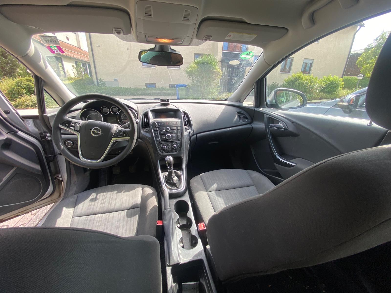Opel Astra 2011 — photo 11