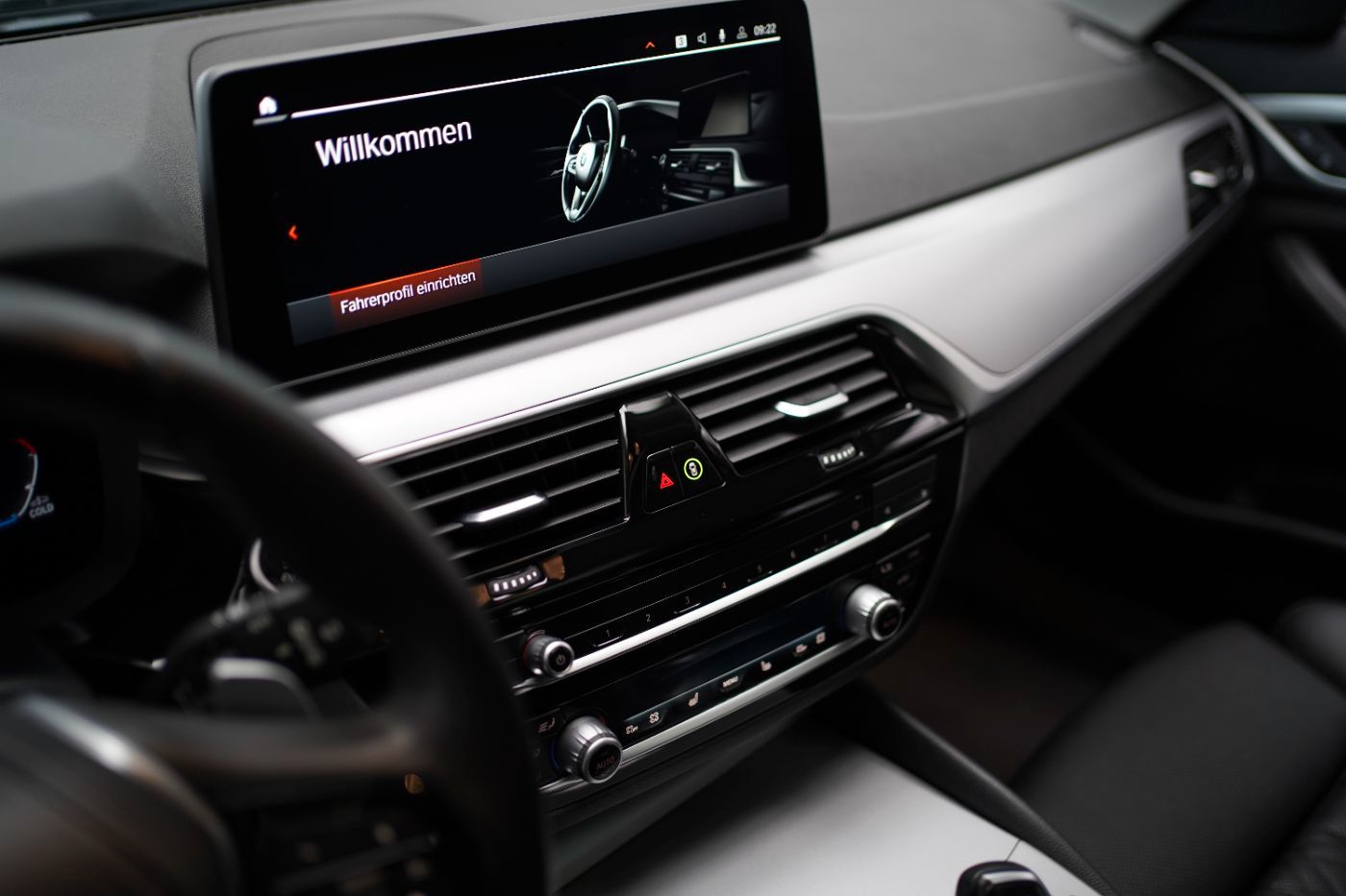 Fahrzeugabbildung BMW 520dA xDrive 3xKlima+Glasdach+LED+ParkAssist+AHK