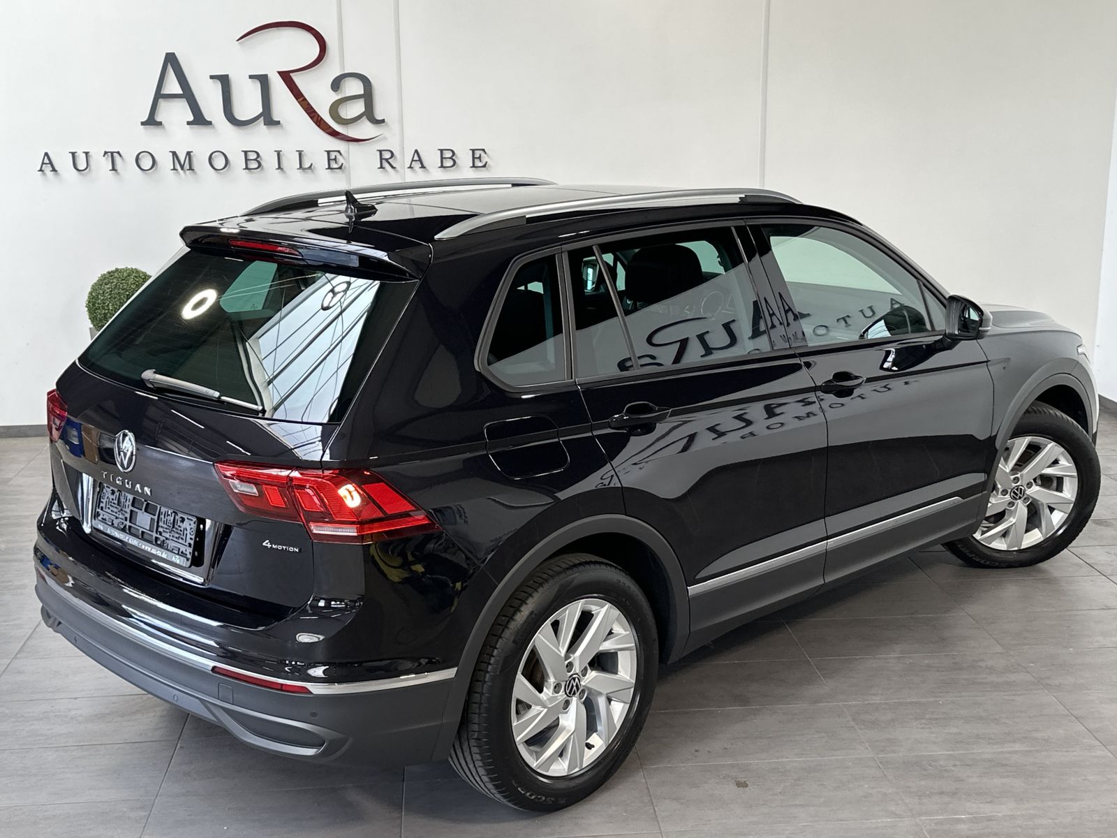 Fahrzeugabbildung Volkswagen Tiguan 2.0 TSI DSG 4M Life NAV+LED+PANO+SHZ+ACC