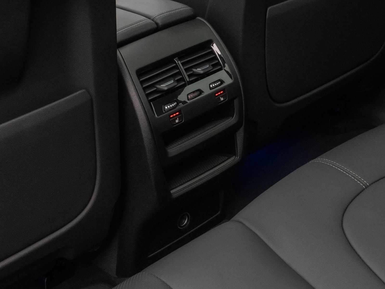 Fahrzeugabbildung BMW X5 M50i Panorama 360° Laser HUD DAB HiFi SoftCL