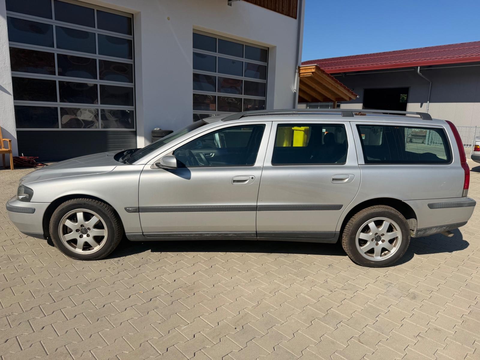 Volvo V70 2004 — interior