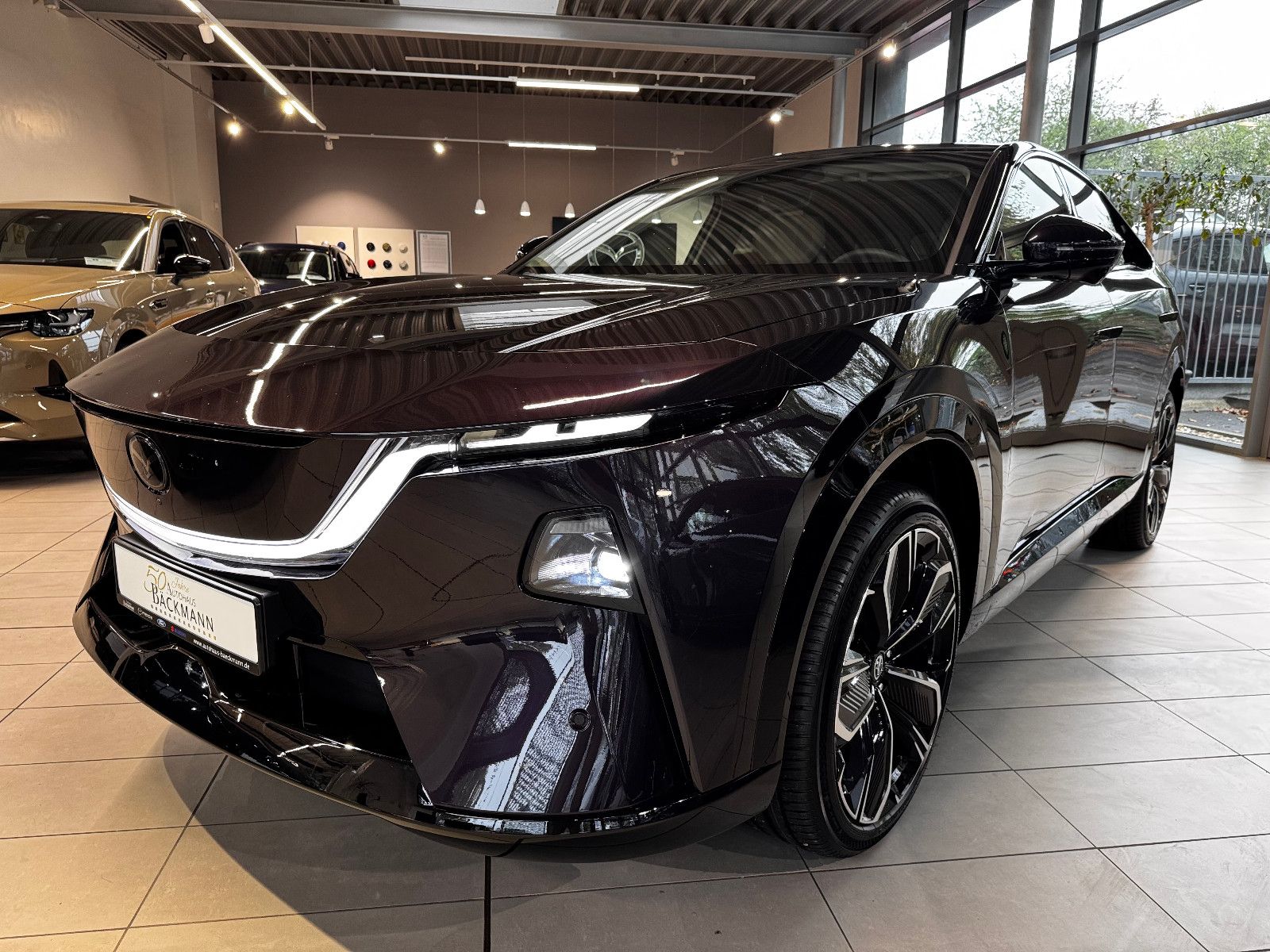 Mazda CX-6e Takumi innen Weiß mit 21 Zoll Sofort imagem 2