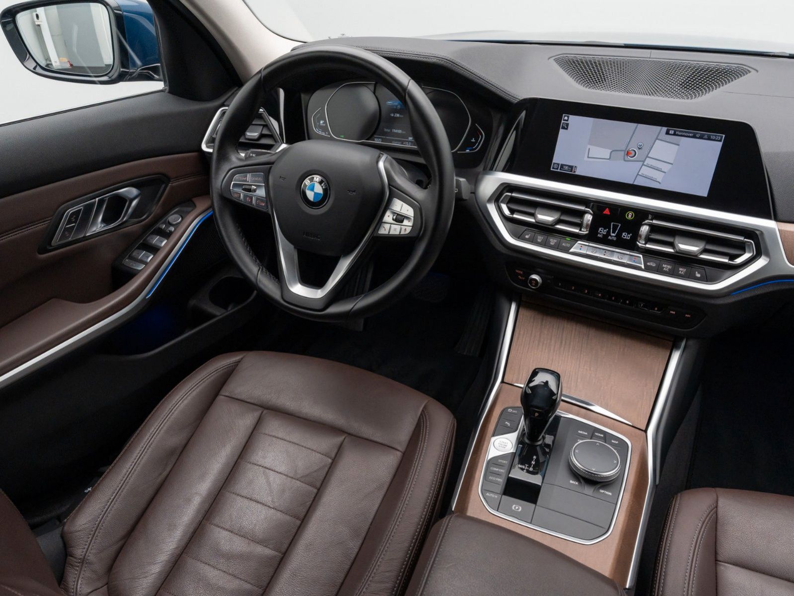 Fahrzeugabbildung BMW 320d Luxury Line DAB CockpitPlus PDC Leder