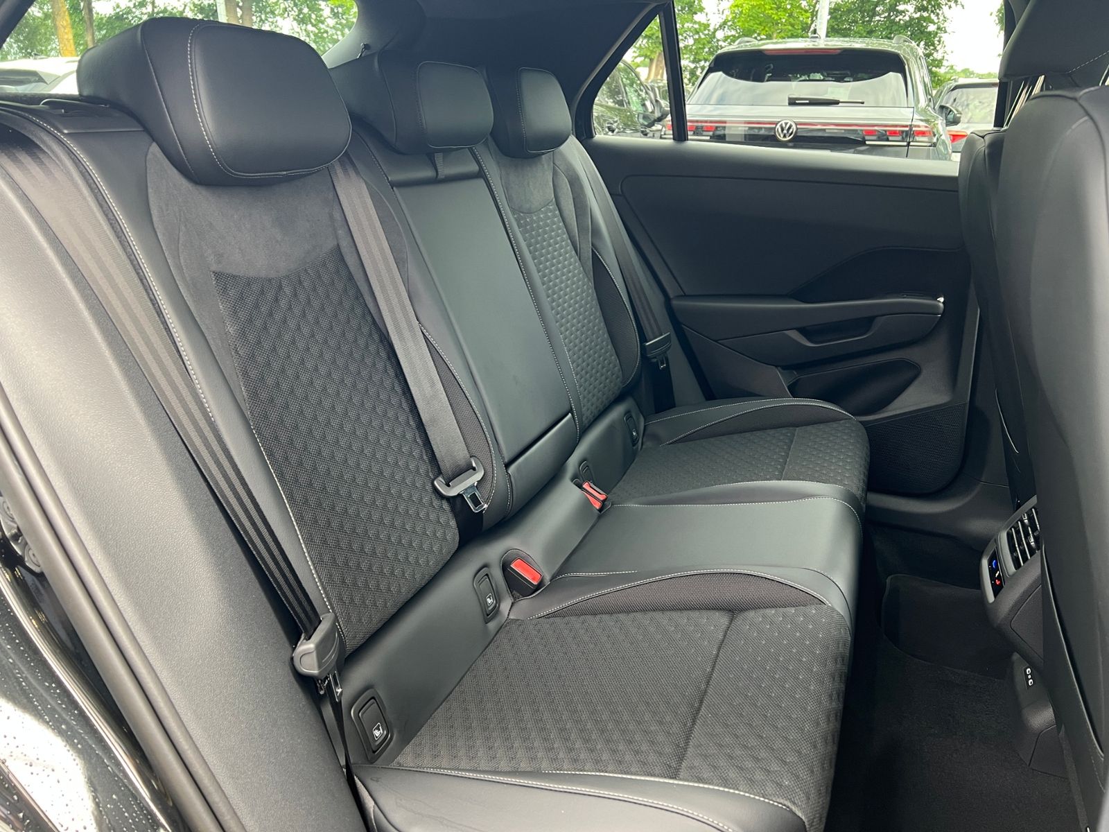 Fahrzeugabbildung Volkswagen T-Roc R-Line 1.5 eTSI DSG *AHK, LED, ACC, 18"-LM