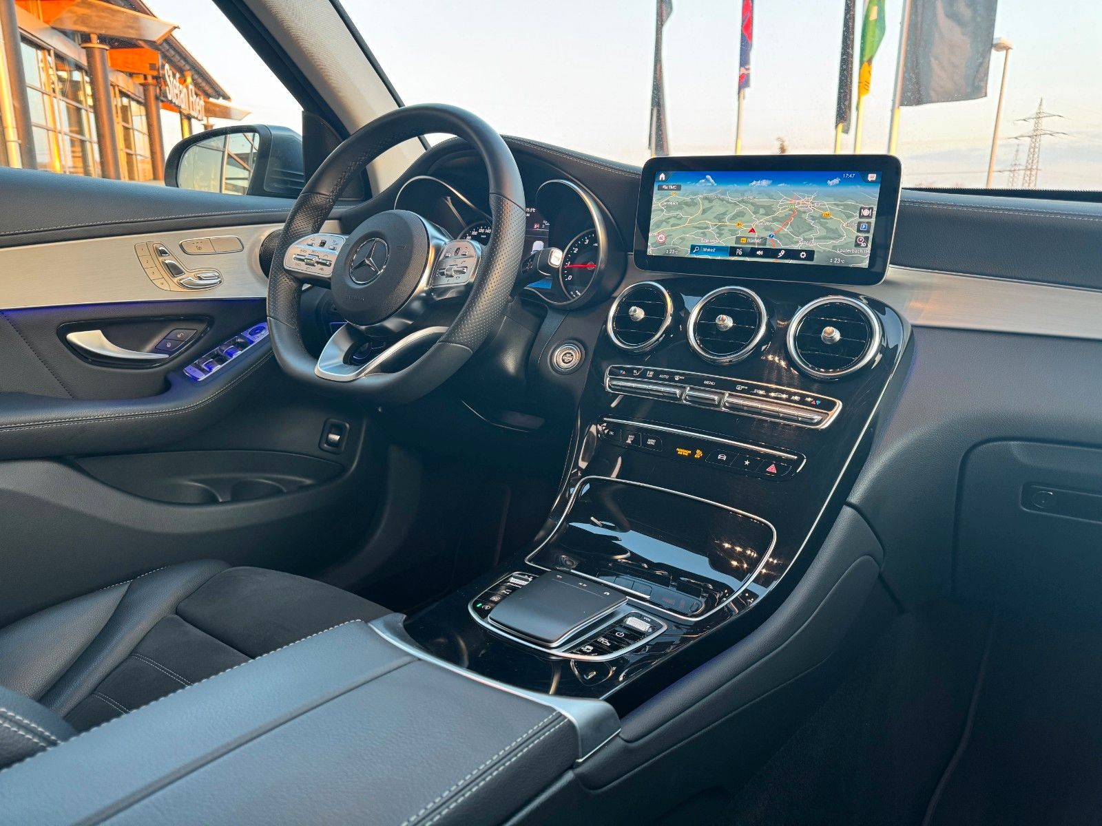 Fahrzeugabbildung Mercedes-Benz GLC 300 4M AMG Distr+360°+Memory+Ambiente+Carpla