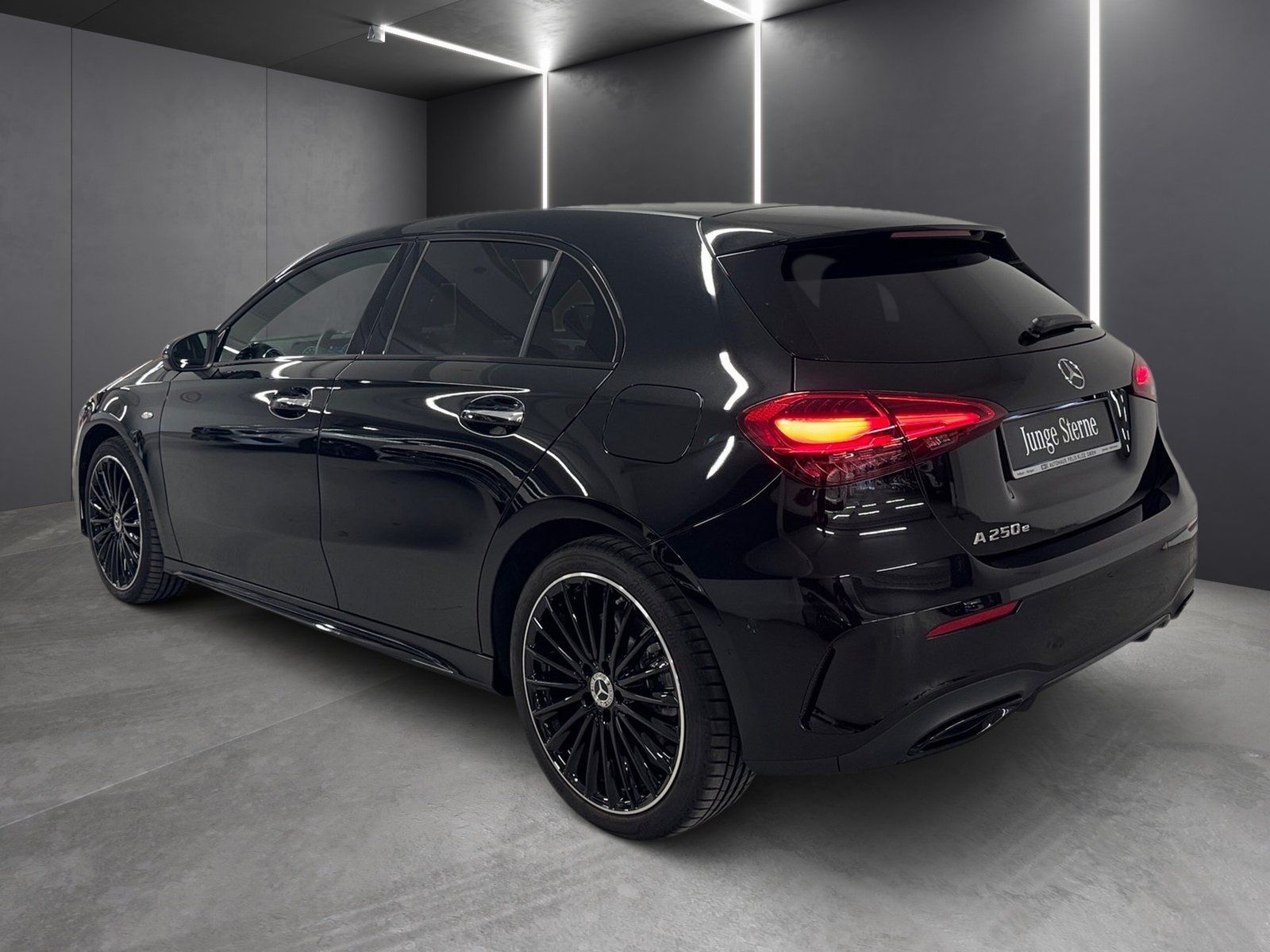 Fahrzeugabbildung Mercedes-Benz A 250 e AMG Special*Pano*HUD*360°*11kW*AHK*Mbeam