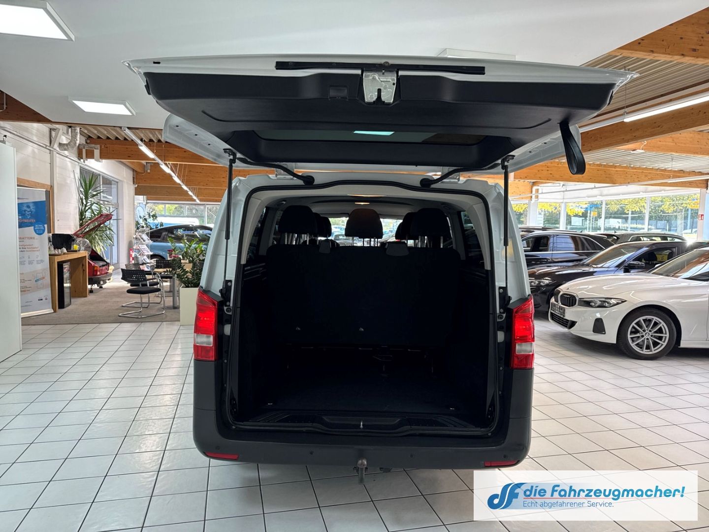 Fahrzeugabbildung Mercedes-Benz Vito Tourer 111CDI 9.Sitz. Extralang AHK Parklen